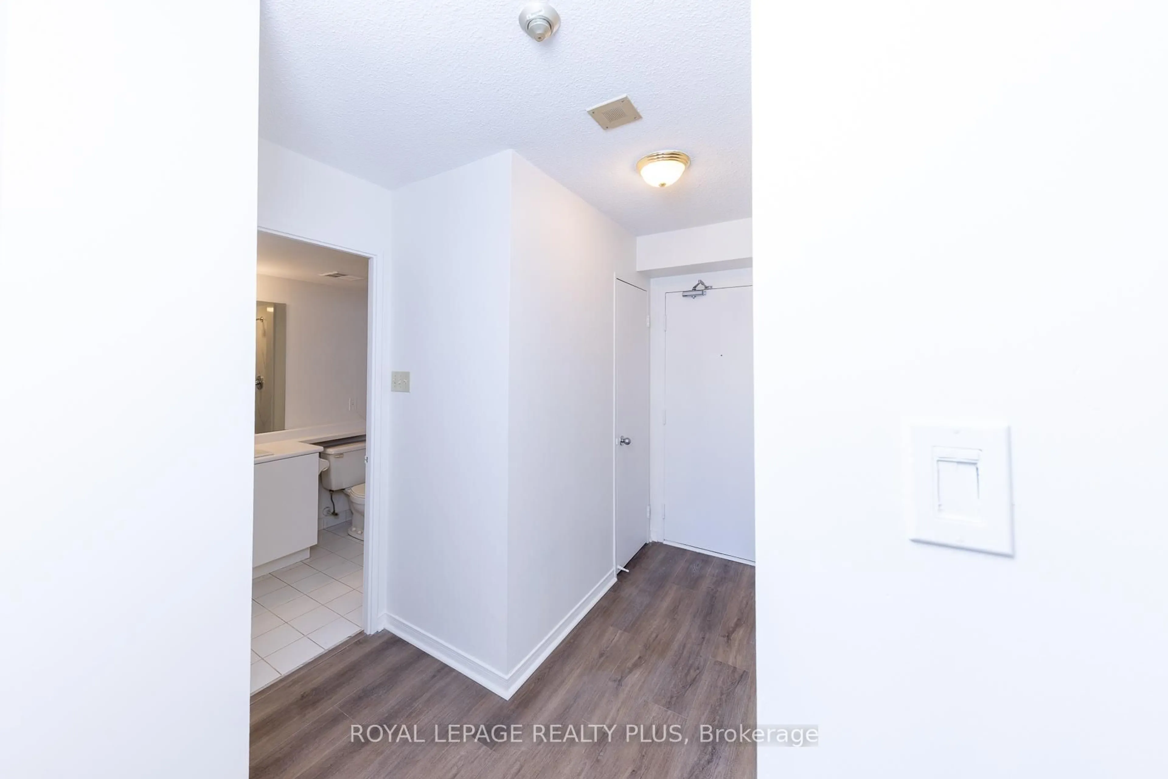 Indoor entryway for 75 King St #607, Mississauga Ontario L5A 4G5