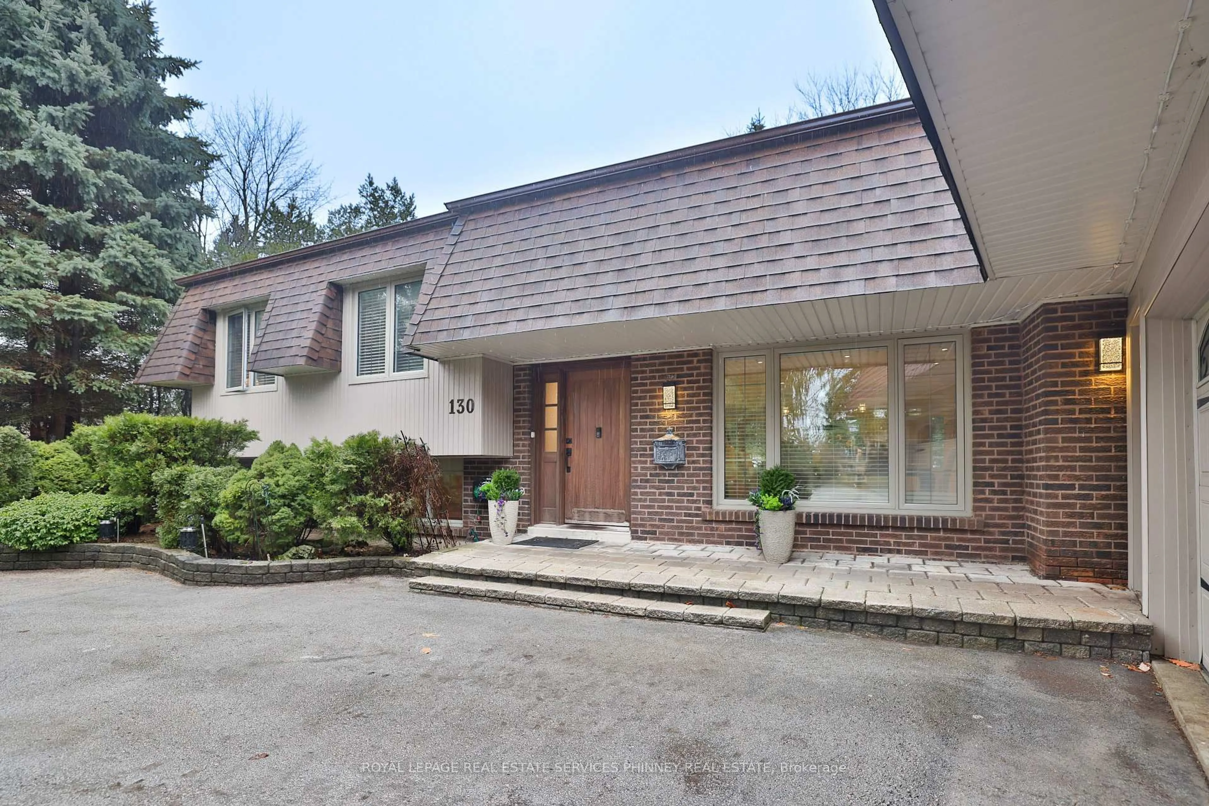 Indoor foyer for 130 Tavistock Sq, Oakville Ontario L6K 2V2