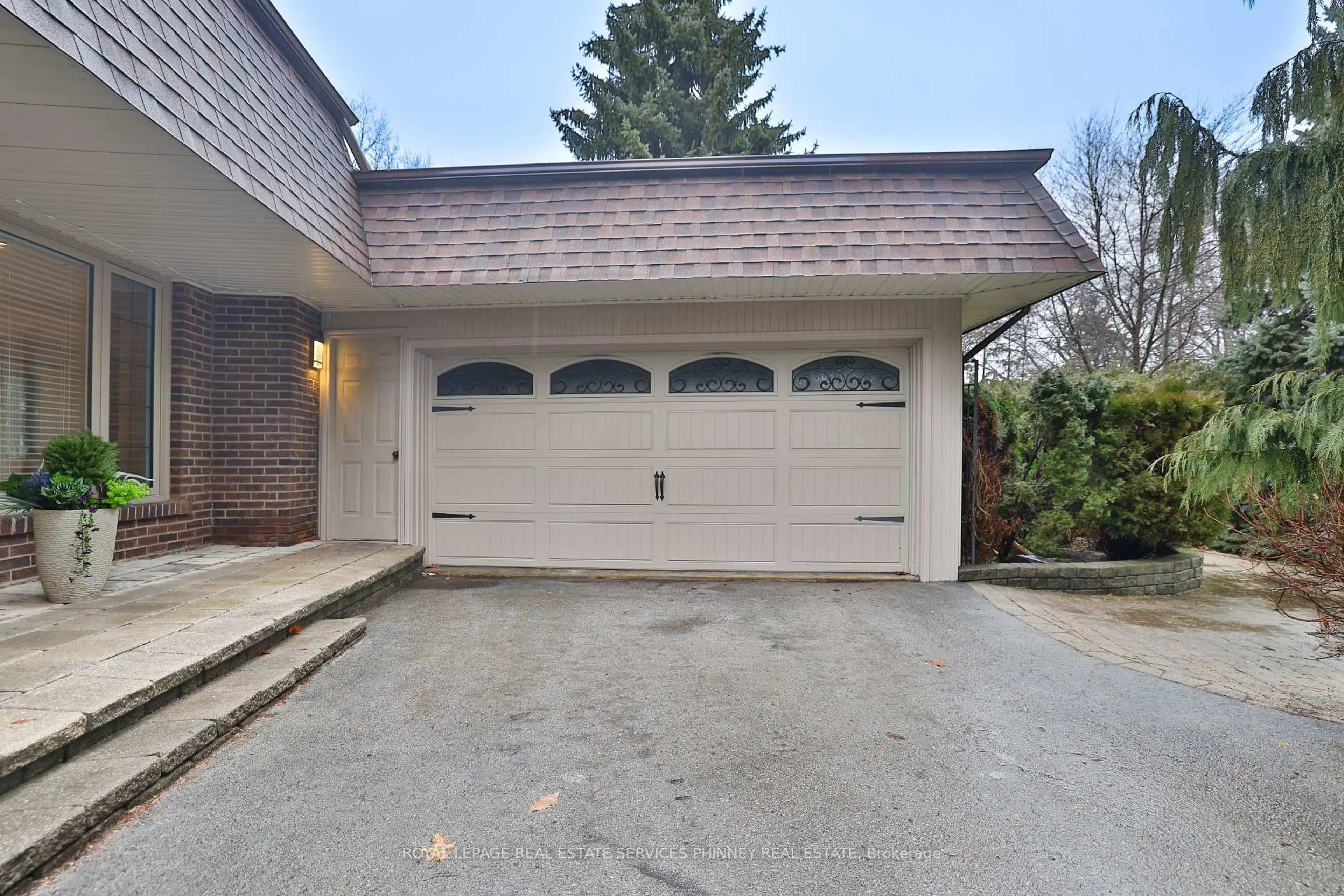 Indoor garage for 130 Tavistock Sq, Oakville Ontario L6K 2V2