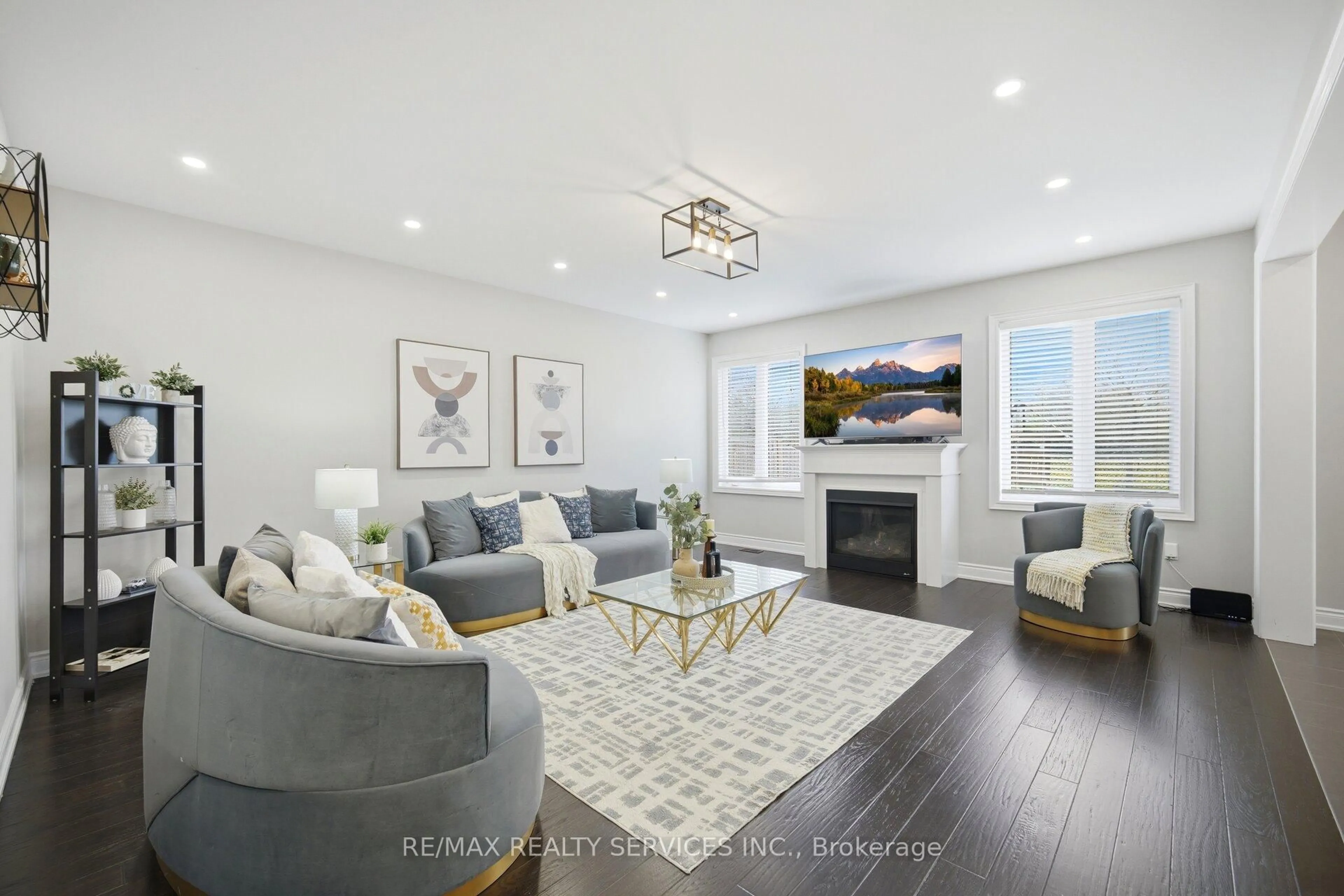 Living room with furniture, unknown for 152 Newhouse Blvd, Caledon Ontario L7C 4E1