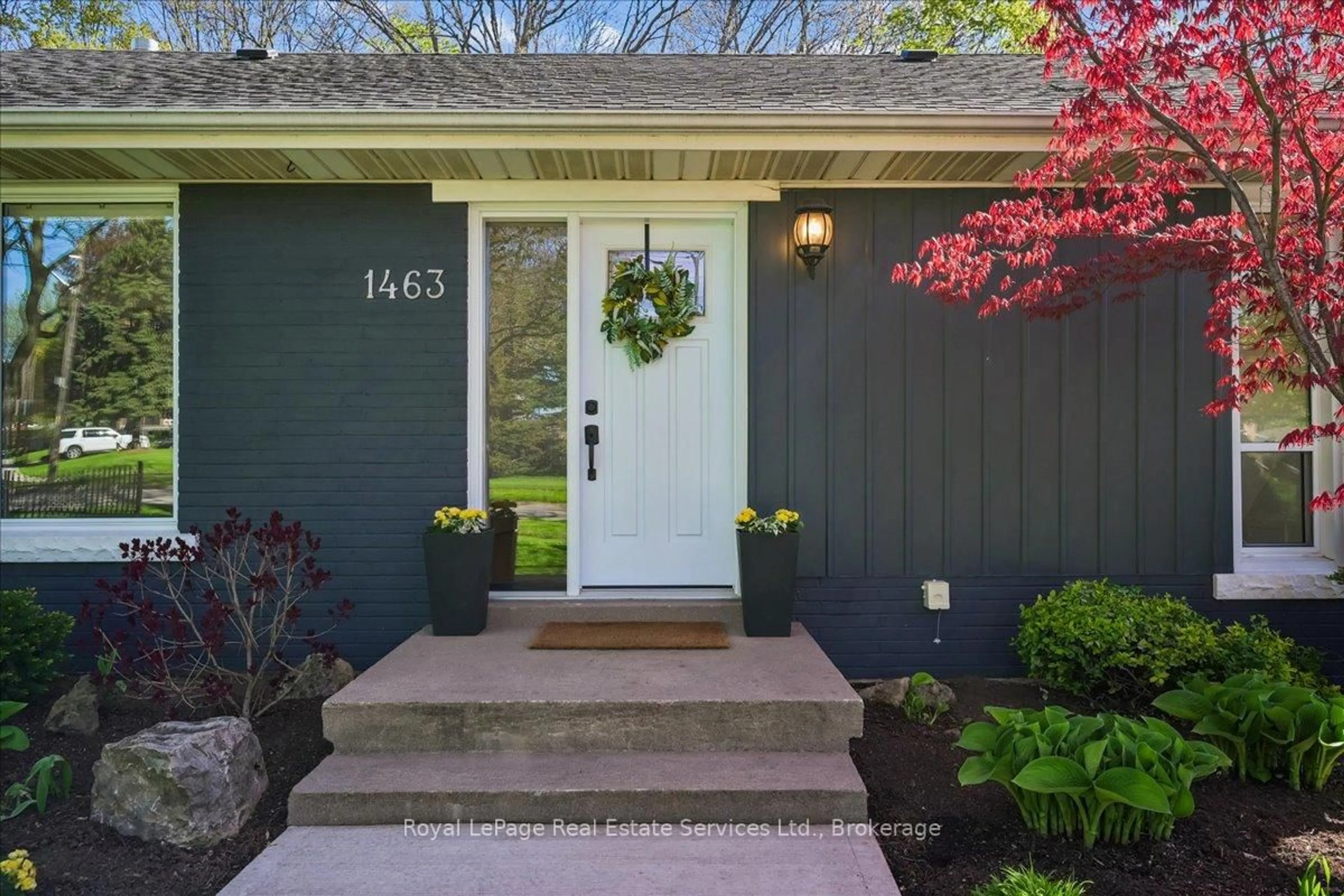 Indoor entryway for 1463 Augustine Dr, Burlington Ontario L7P 2N1