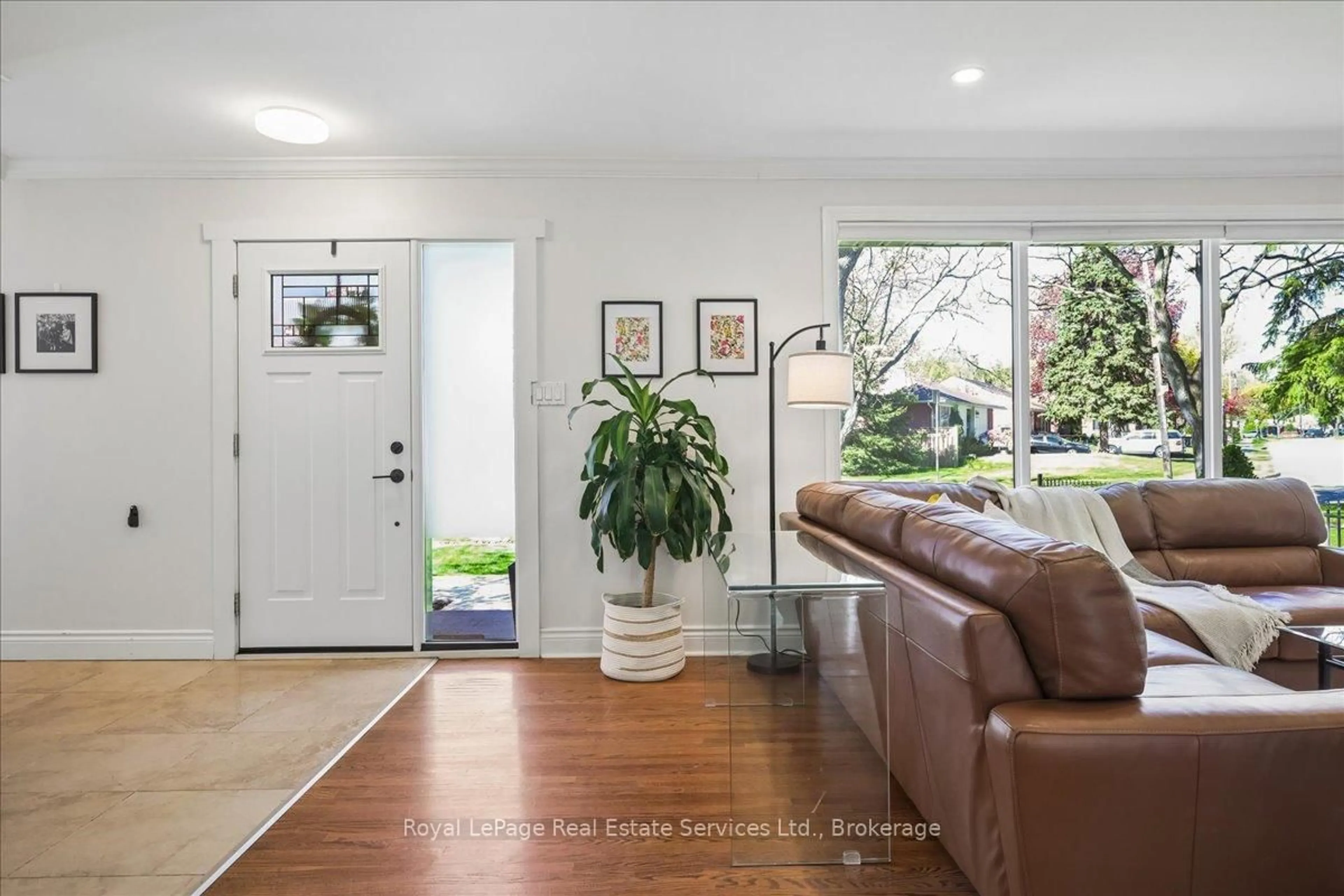 Indoor entryway for 1463 Augustine Dr, Burlington Ontario L7P 2N1