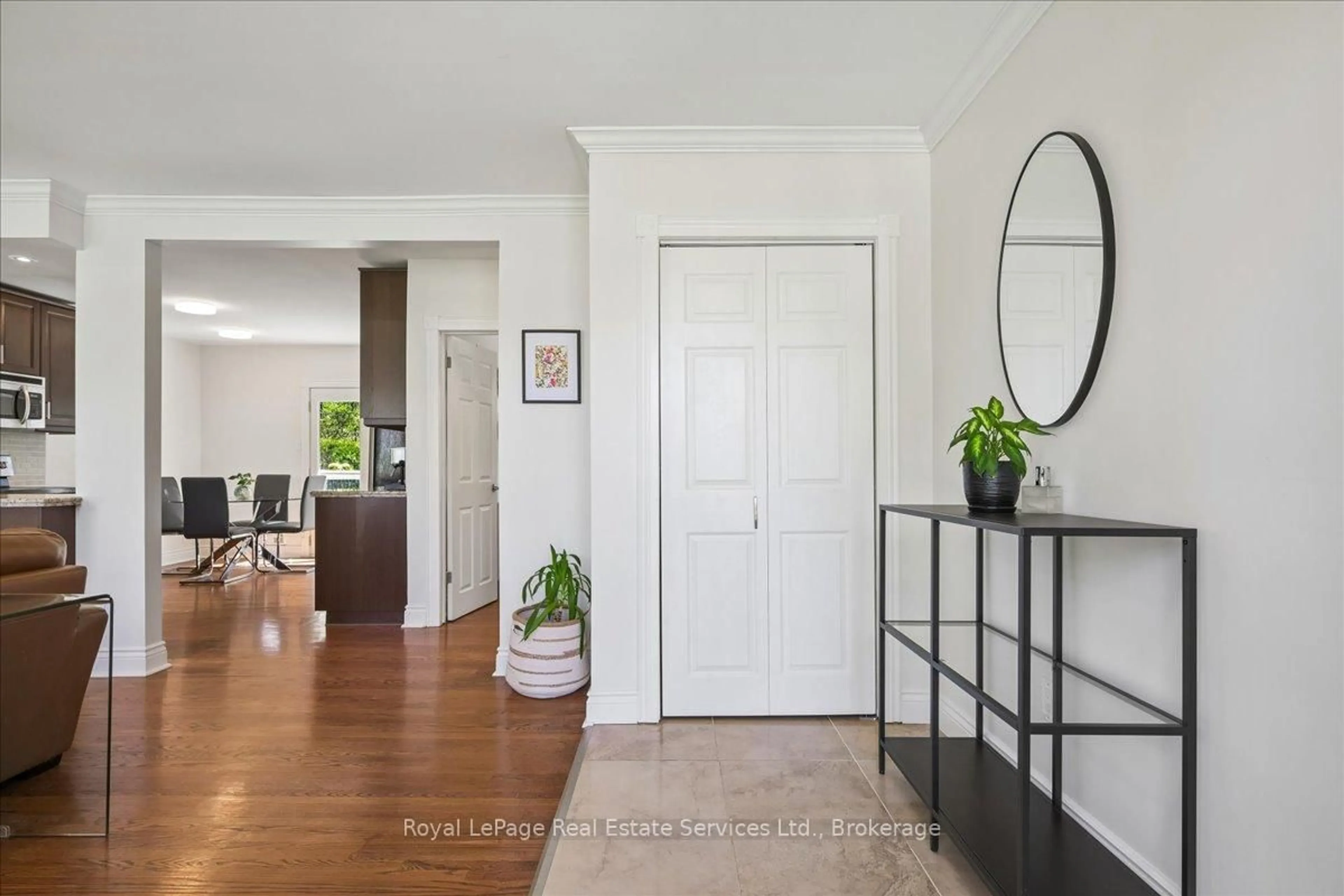 Indoor entryway for 1463 Augustine Dr, Burlington Ontario L7P 2N1