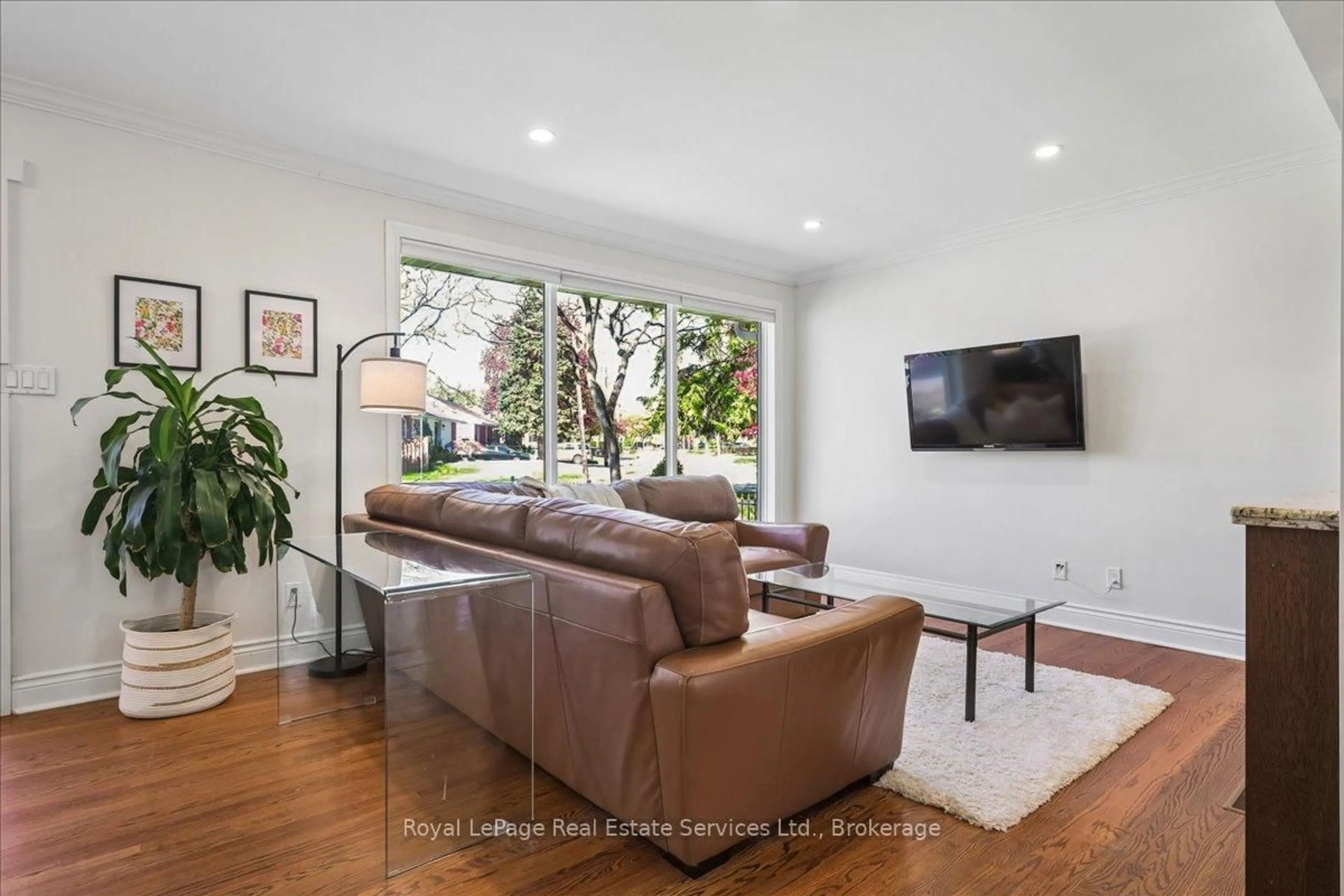 Living room with furniture, unknown for 1463 Augustine Dr, Burlington Ontario L7P 2N1