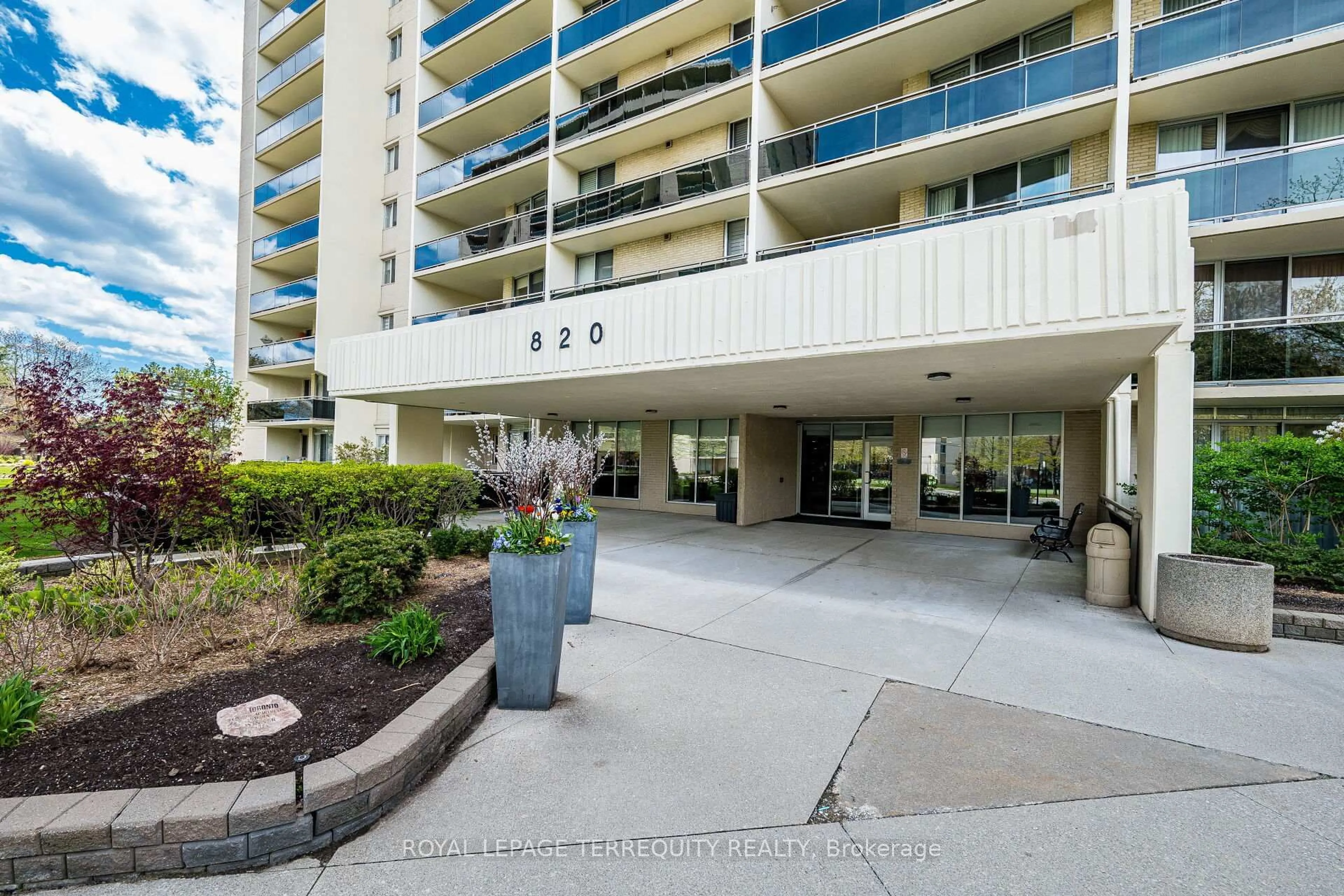 Patio, water/lake/river/ocean view for 820 Burnhamthorpe Rd #1902, Toronto Ontario M9C 4W2