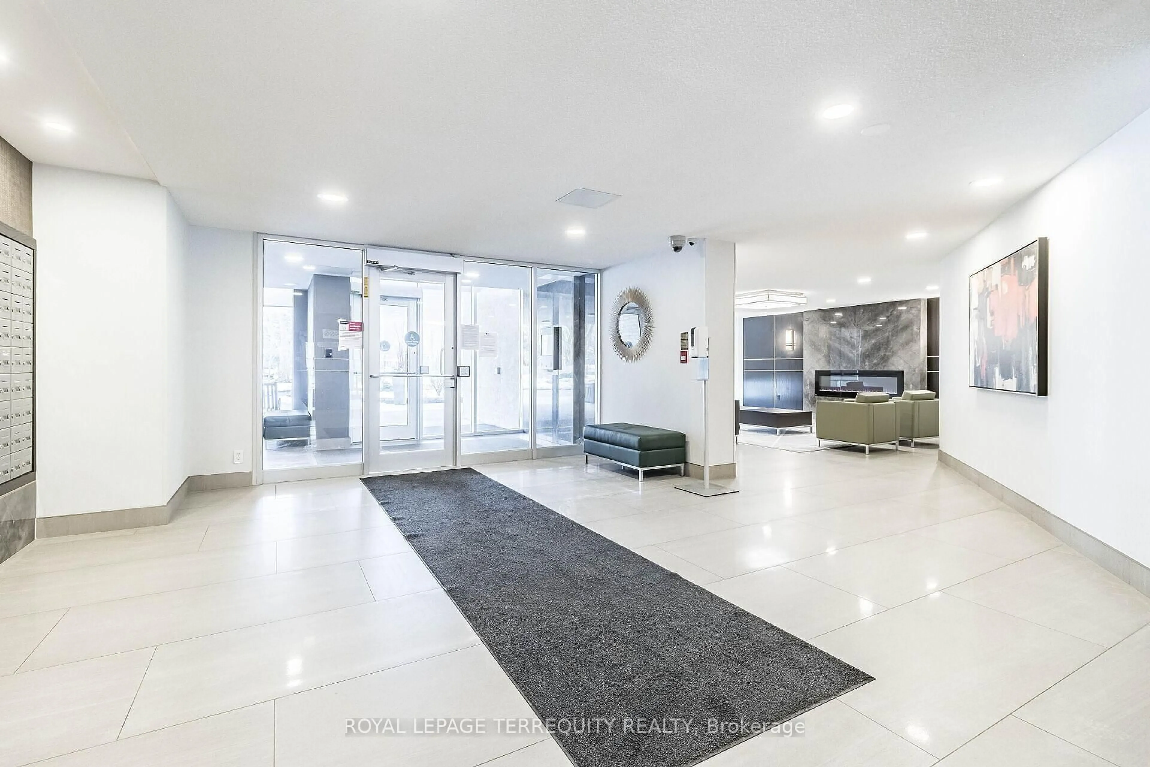 Indoor foyer for 820 Burnhamthorpe Rd #1902, Toronto Ontario M9C 4W2