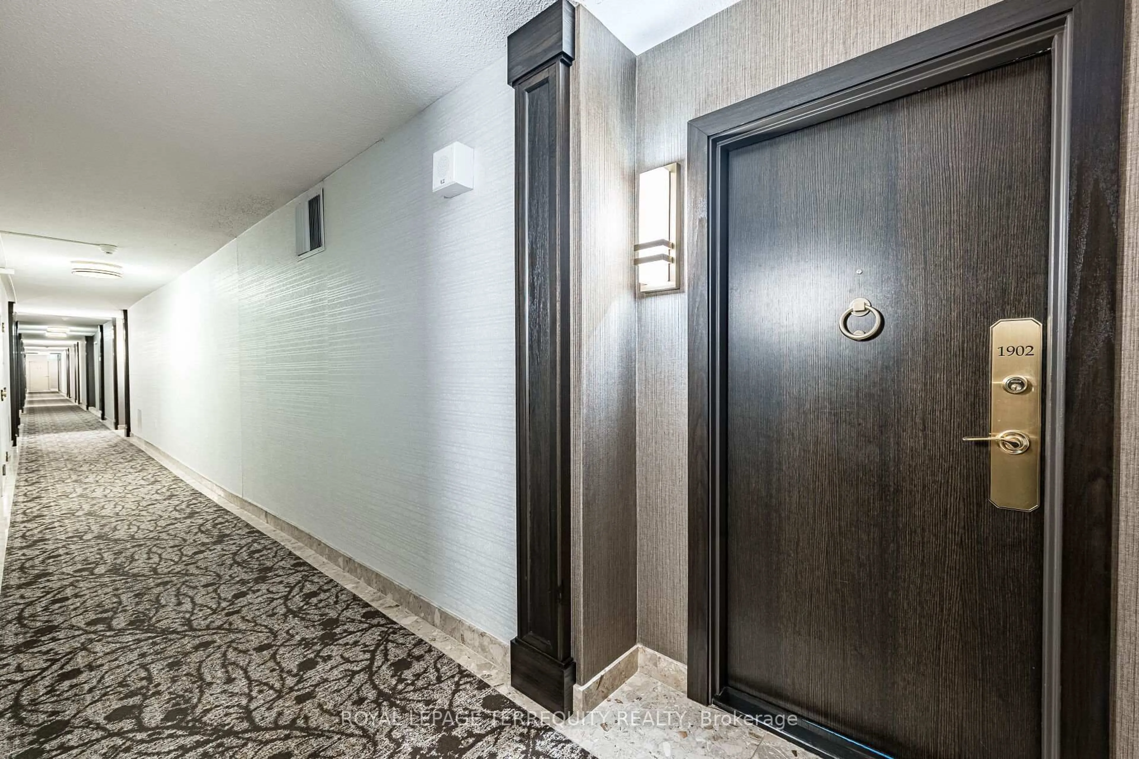 Indoor foyer for 820 Burnhamthorpe Rd #1902, Toronto Ontario M9C 4W2