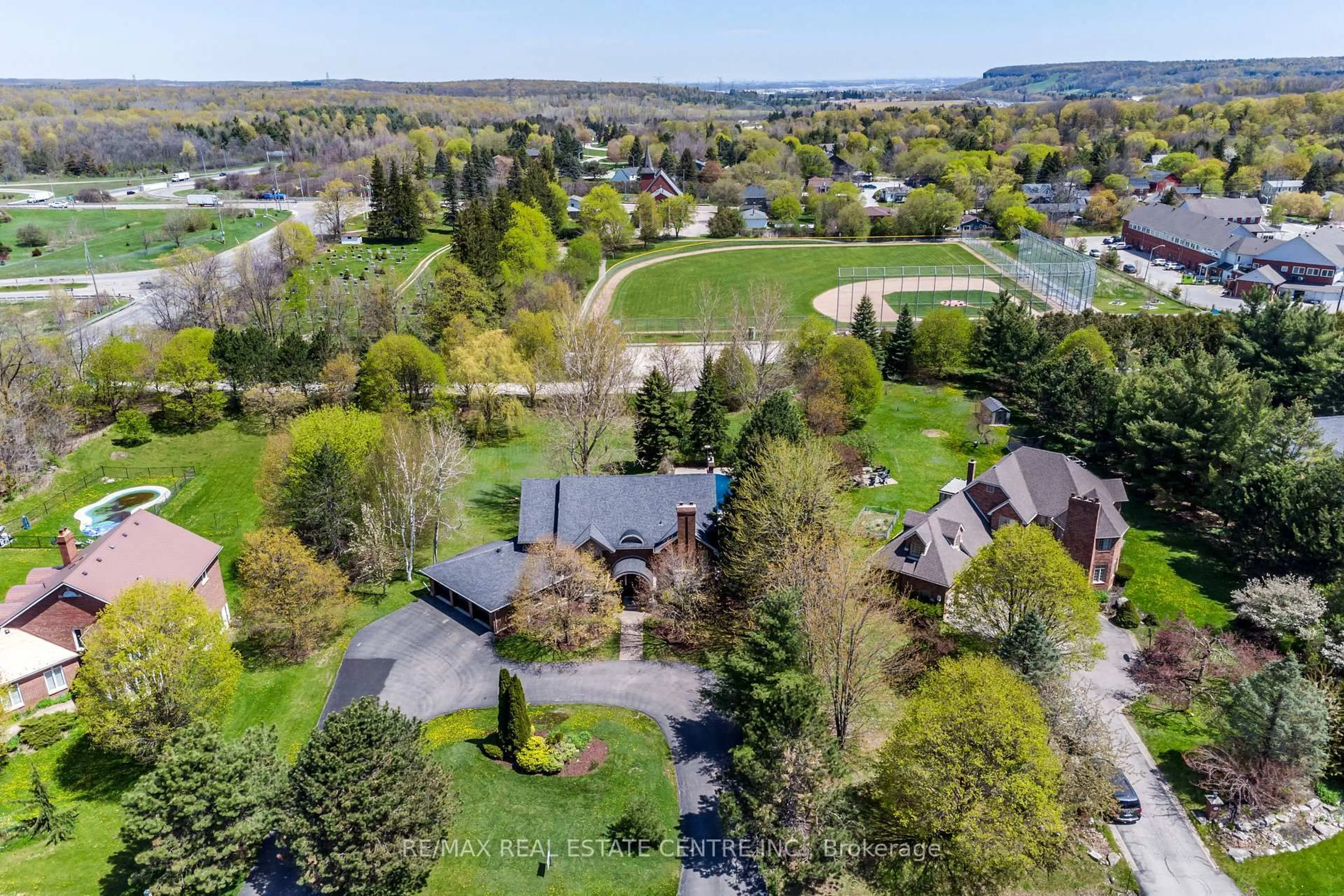 A pic from outside/outdoor area/front of a property/back of a property/a pic from drone, unknown for 155 Crawford Cres, Milton Ontario L0P 1B0