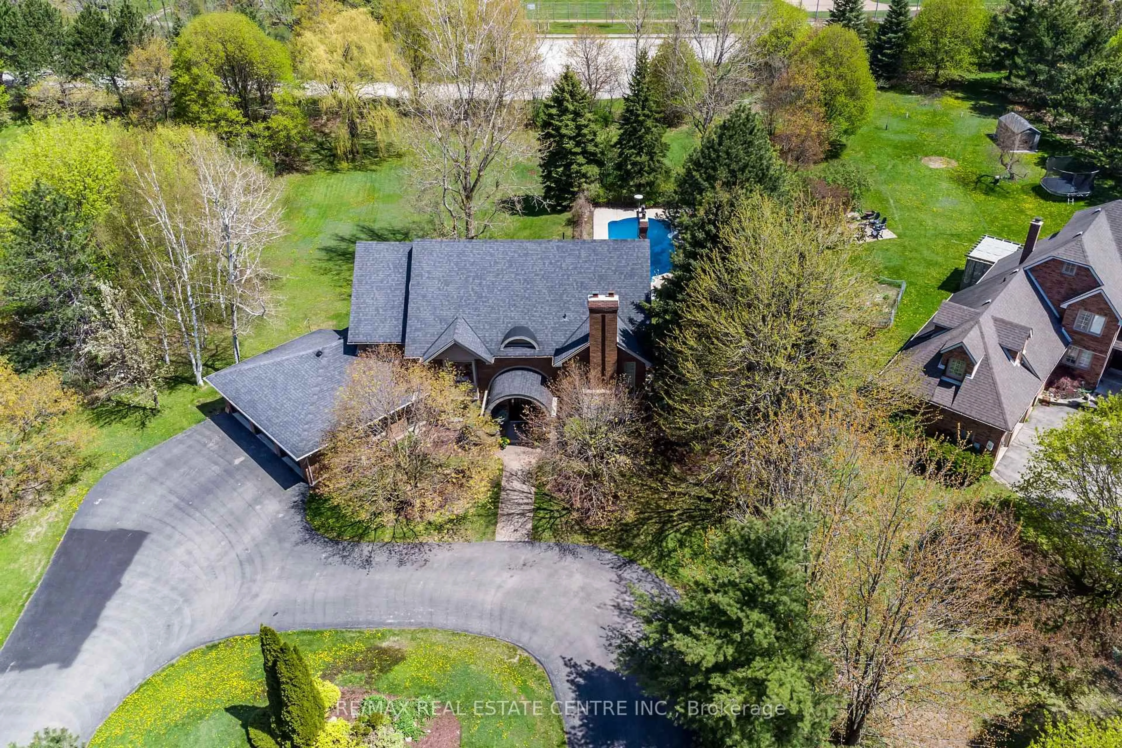 A pic from outside/outdoor area/front of a property/back of a property/a pic from drone, unknown for 155 Crawford Cres, Milton Ontario L0P 1B0