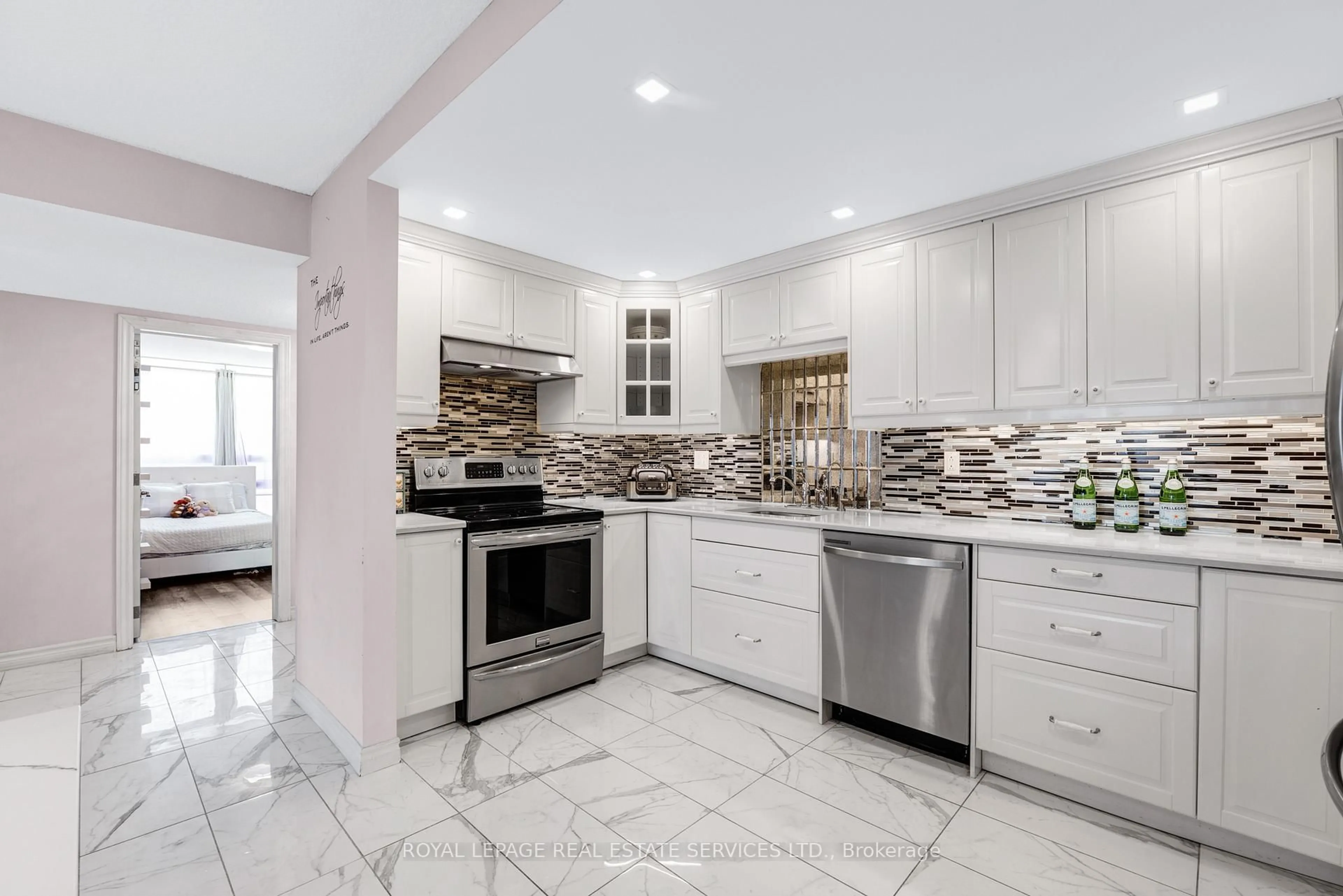 Contemporary kitchen, ceramic/tile floor for 20 Speers Rd #605, Oakville Ontario L6K 3R5