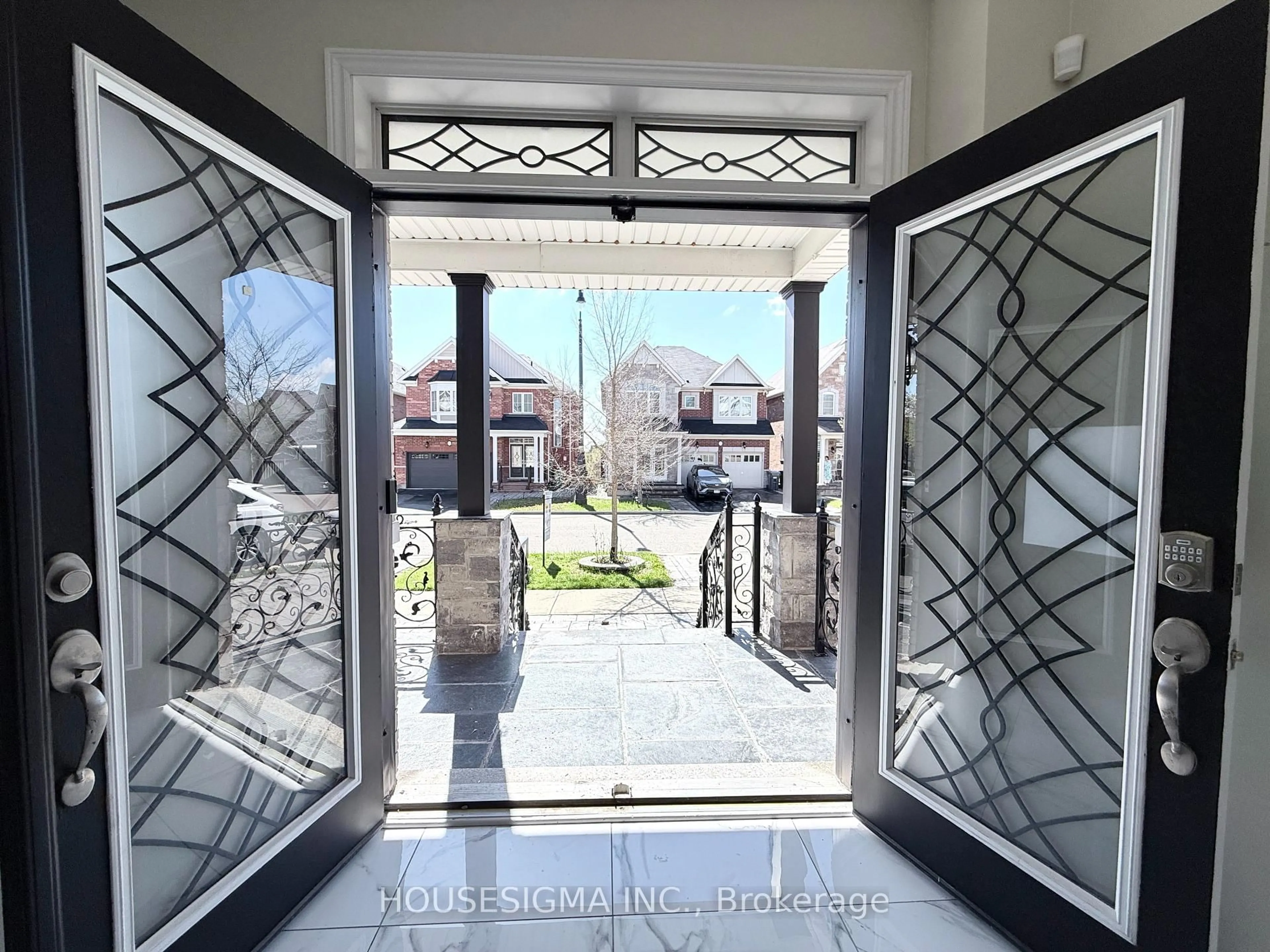 Indoor entryway for 50 Victoriaville Rd, Brampton Ontario L6X 5J4