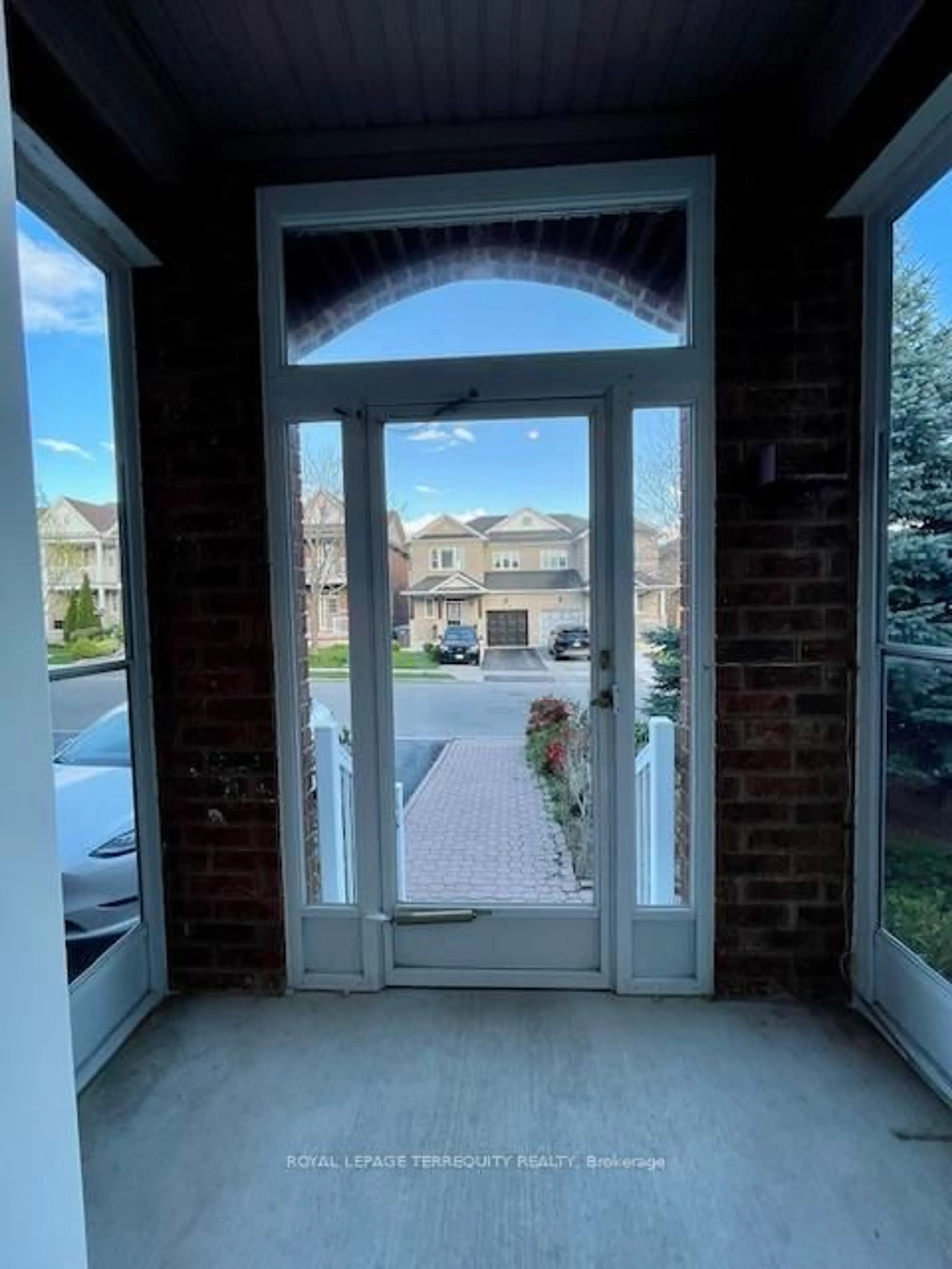 Indoor entryway for 24 Pergola Way, Brampton Ontario L6Y 5M6