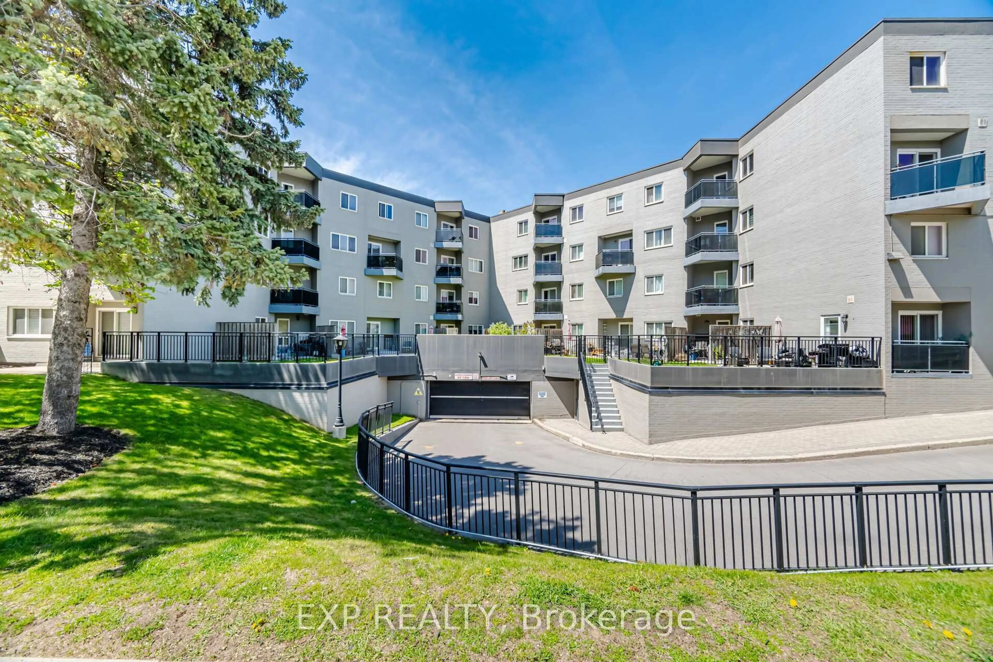 A pic from outside/outdoor area/front of a property/back of a property/a pic from drone, unknown for 2001 Bonnymede Dr #48, Mississauga Ontario L5J 4H8
