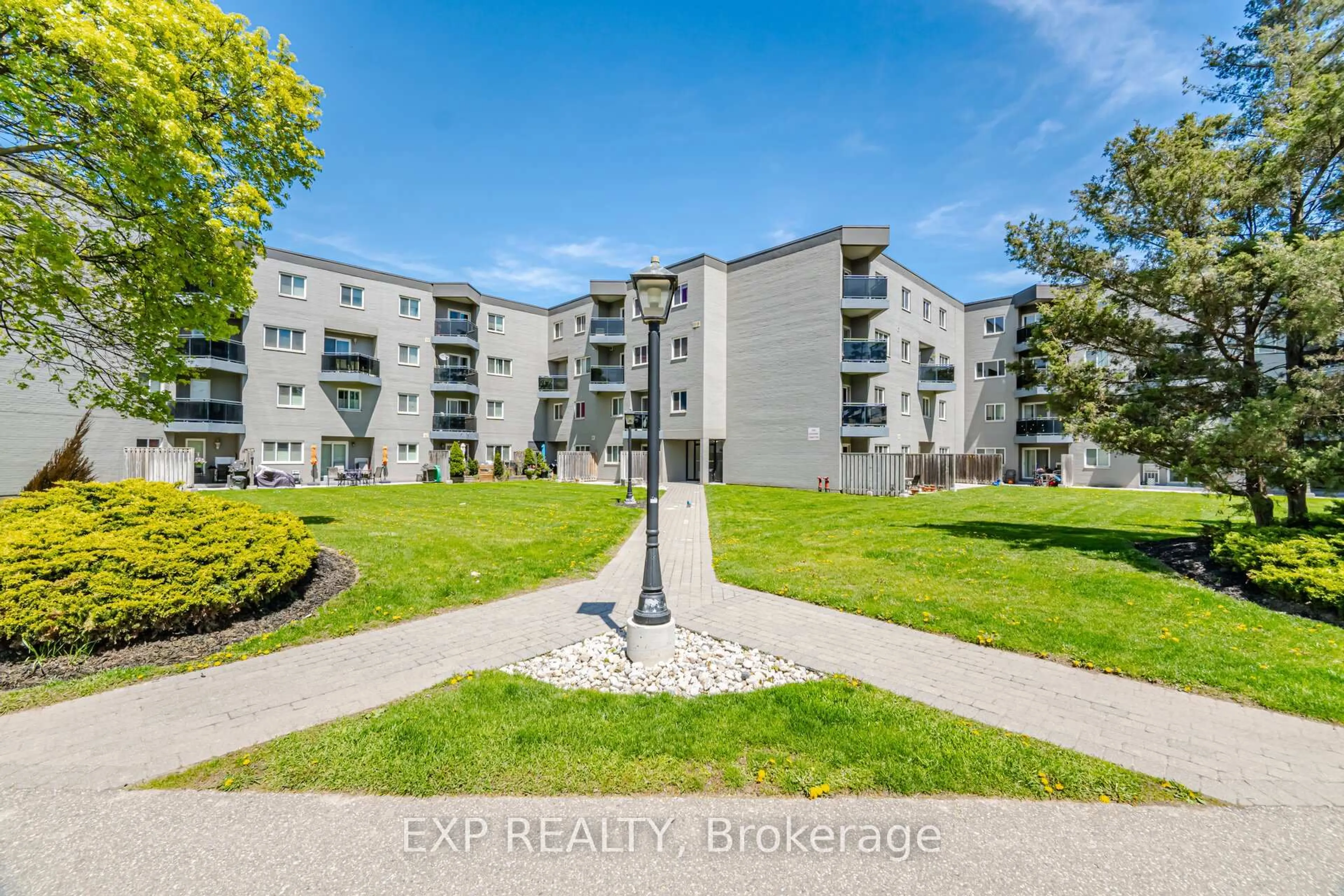 A pic from outside/outdoor area/front of a property/back of a property/a pic from drone, building for 2001 Bonnymede Dr #48, Mississauga Ontario L5J 4H8