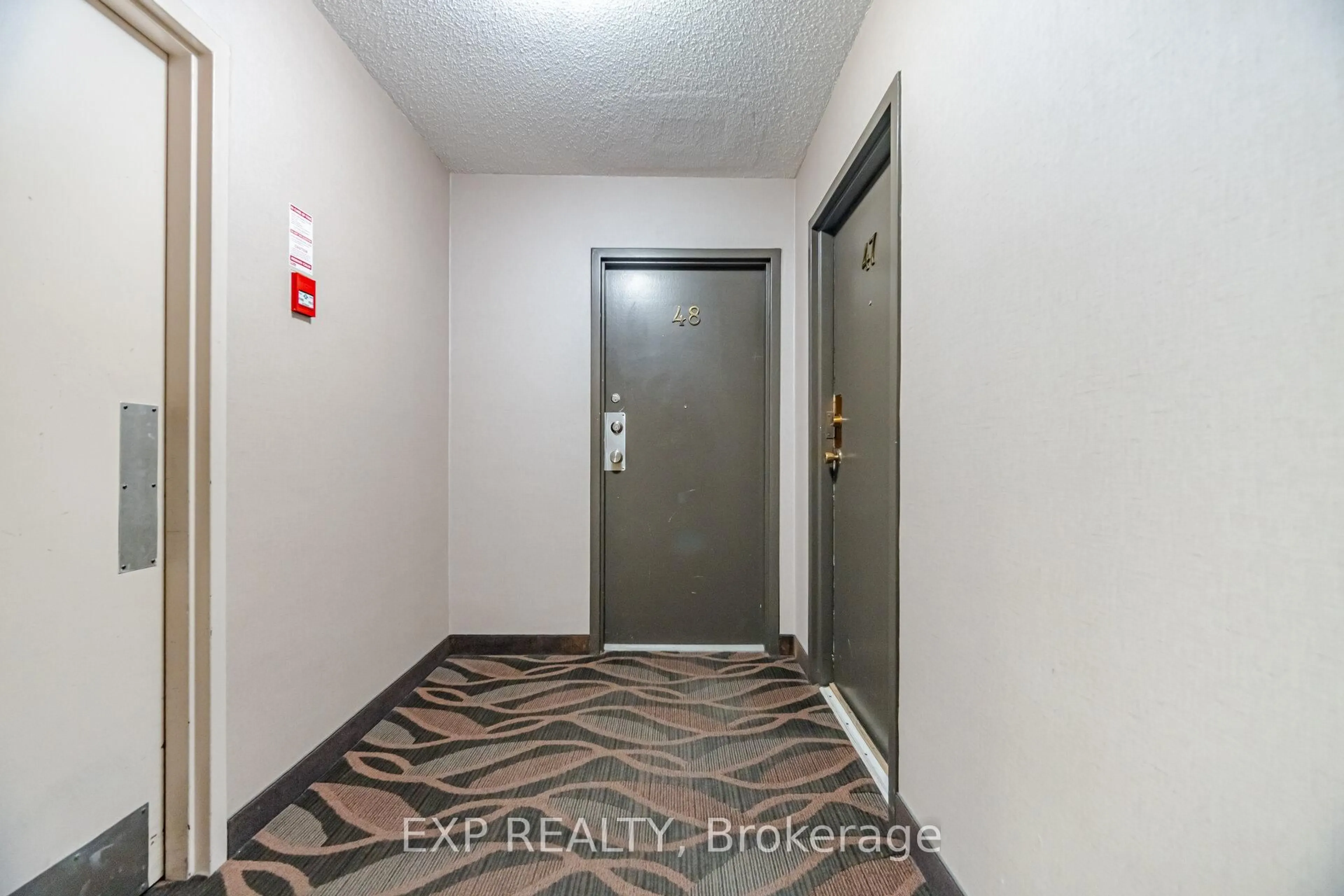 Indoor entryway for 2001 Bonnymede Dr #48, Mississauga Ontario L5J 4H8