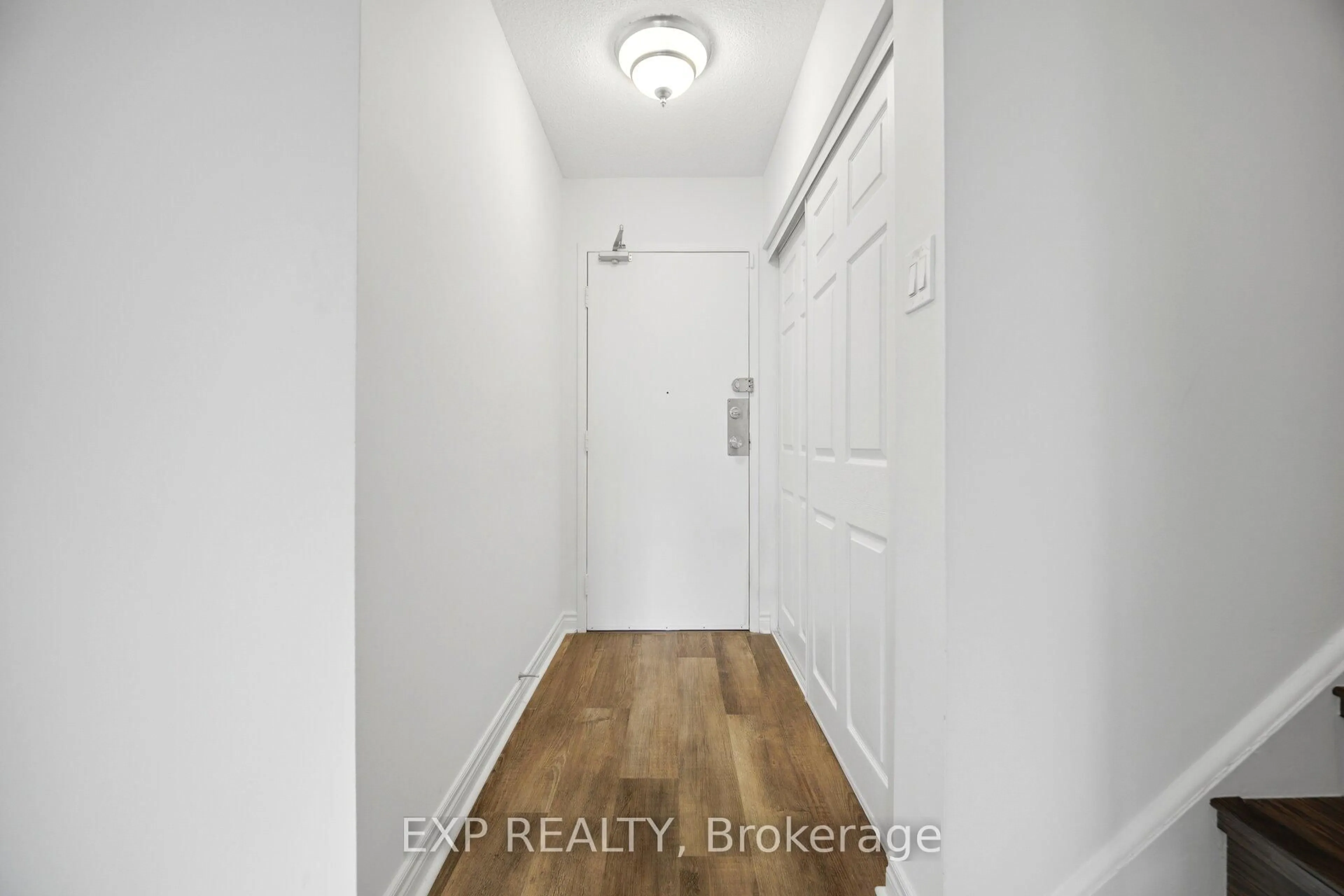 Indoor entryway for 2001 Bonnymede Dr #48, Mississauga Ontario L5J 4H8