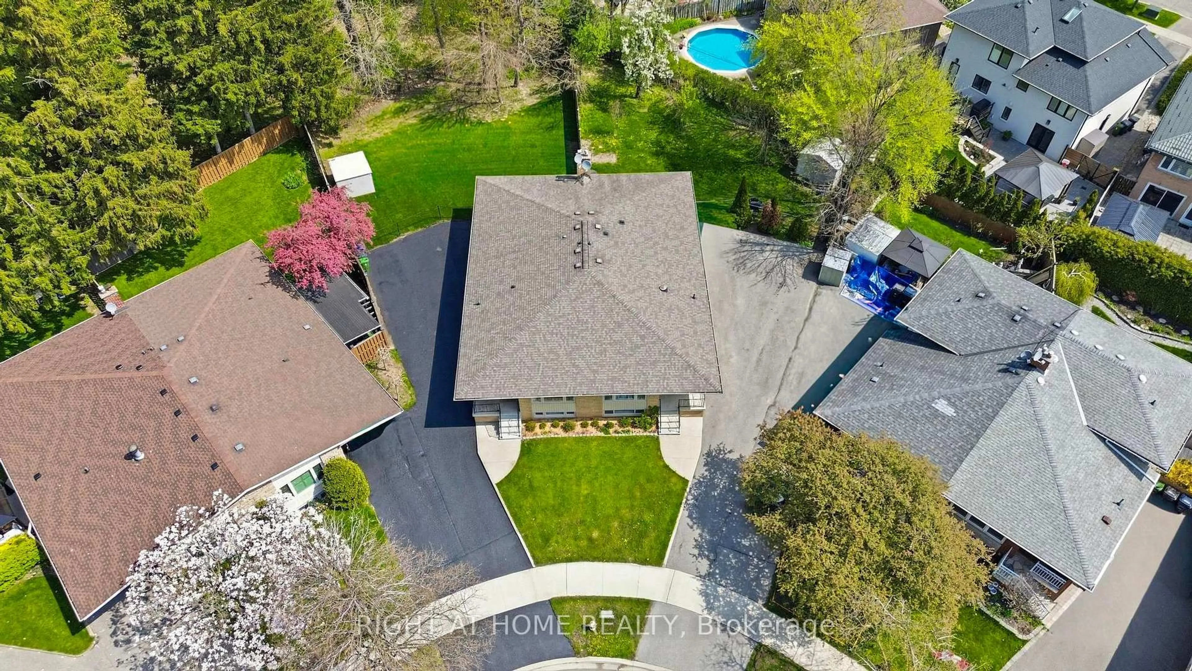 A pic from outside/outdoor area/front of a property/back of a property/a pic from drone, street for 65 Vanguard Dr, Toronto Ontario M9B 5E8