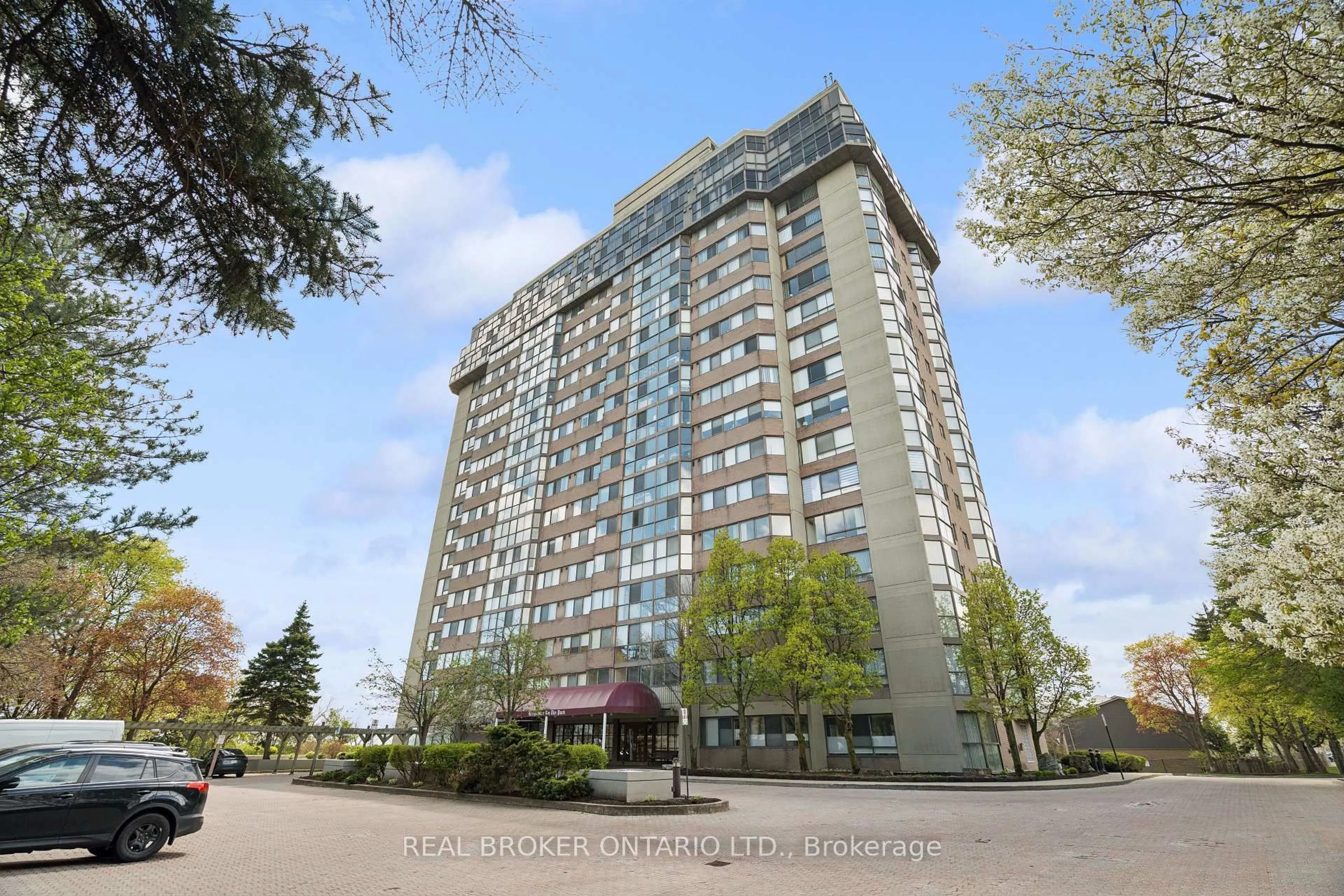 Indoor foyer for 880 Dundas St #503, Mississauga Ontario L5C 4H3