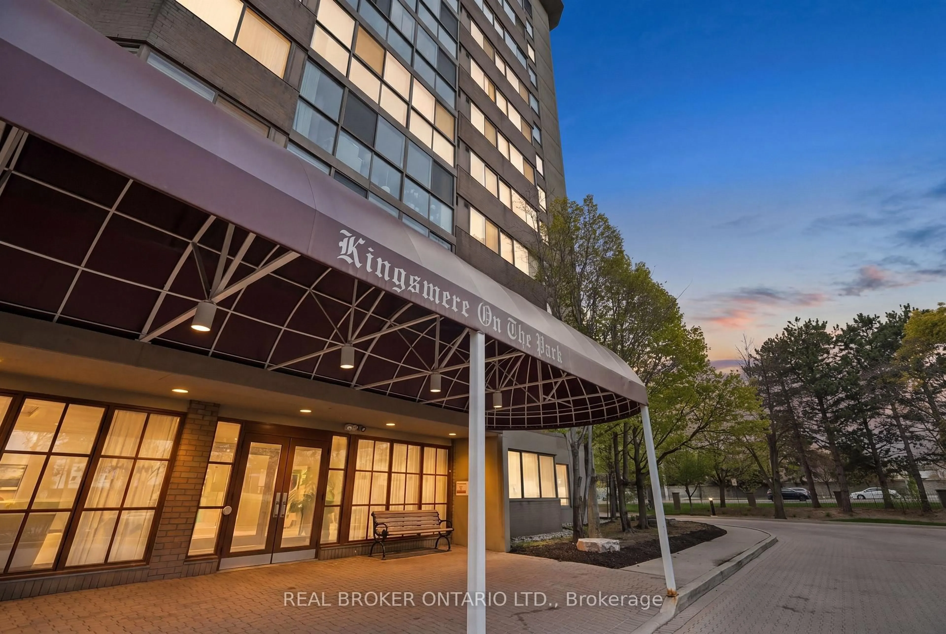 Indoor foyer for 880 Dundas St #503, Mississauga Ontario L5C 4H3