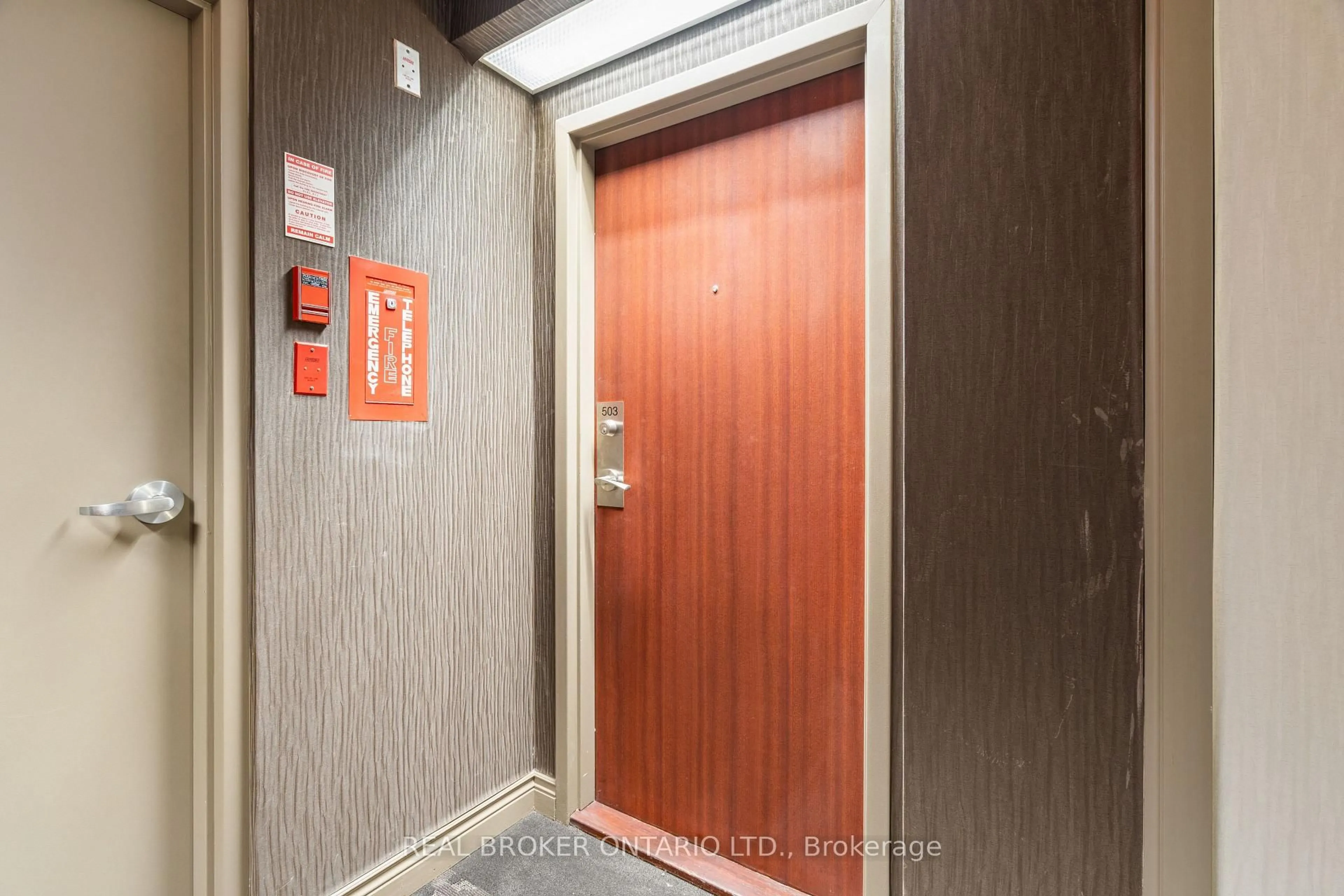 Indoor foyer for 880 Dundas St #503, Mississauga Ontario L5C 4H3