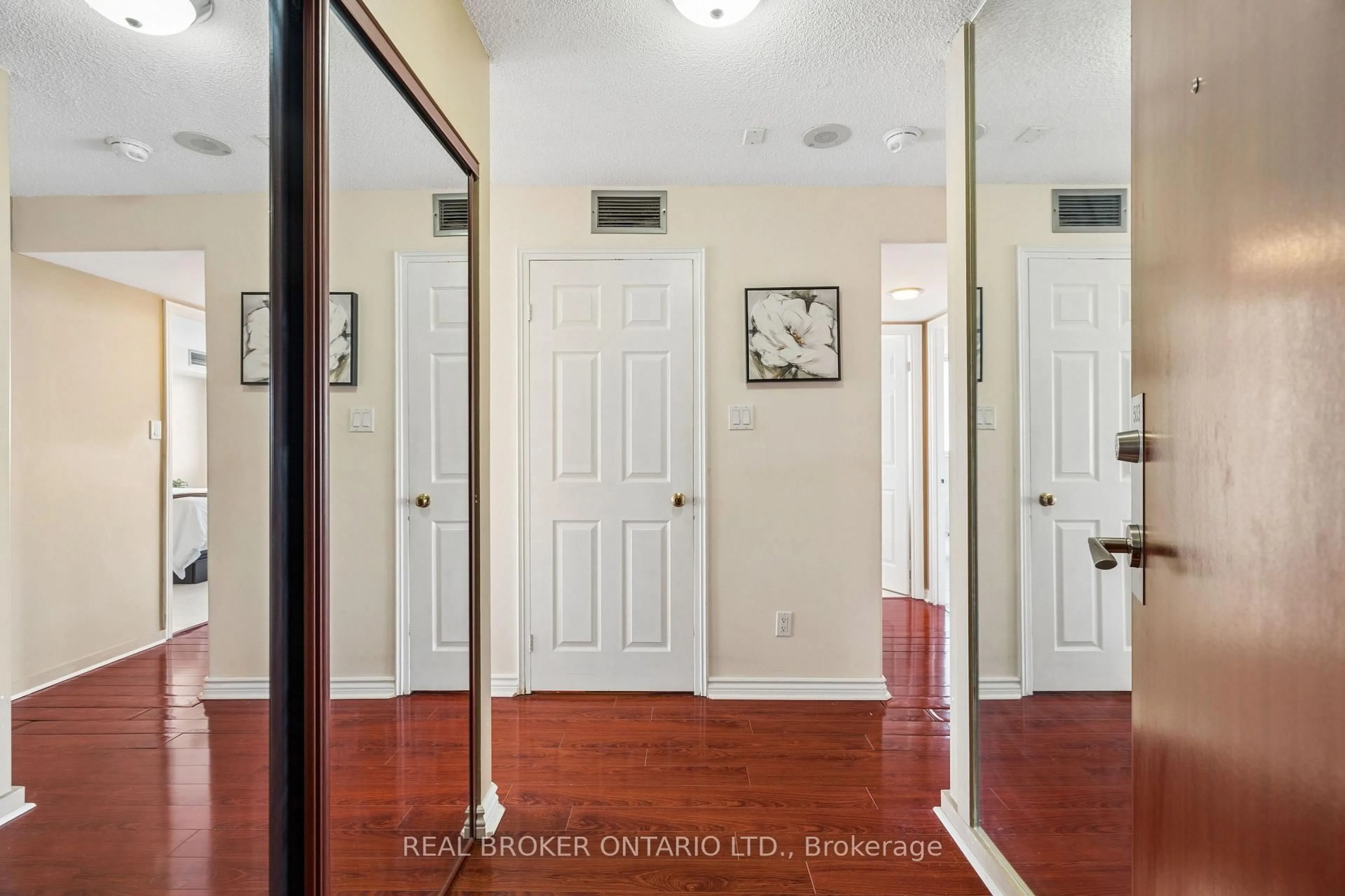 Indoor entryway for 880 Dundas St #503, Mississauga Ontario L5C 4H3