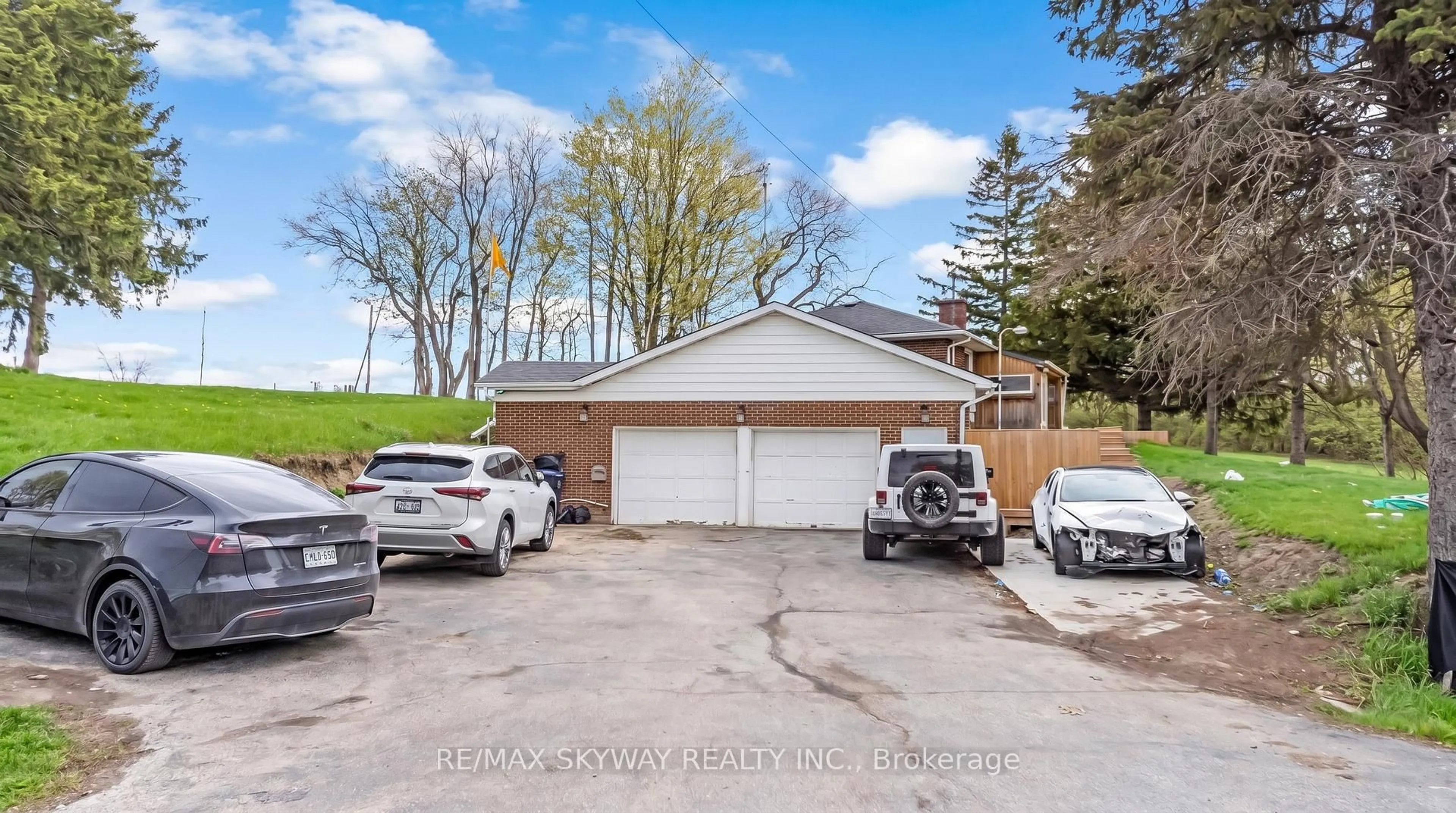 A pic from outside/outdoor area/front of a property/back of a property/a pic from drone, street for 12891 Dixie Rd, Caledon Ontario L7C 2M5