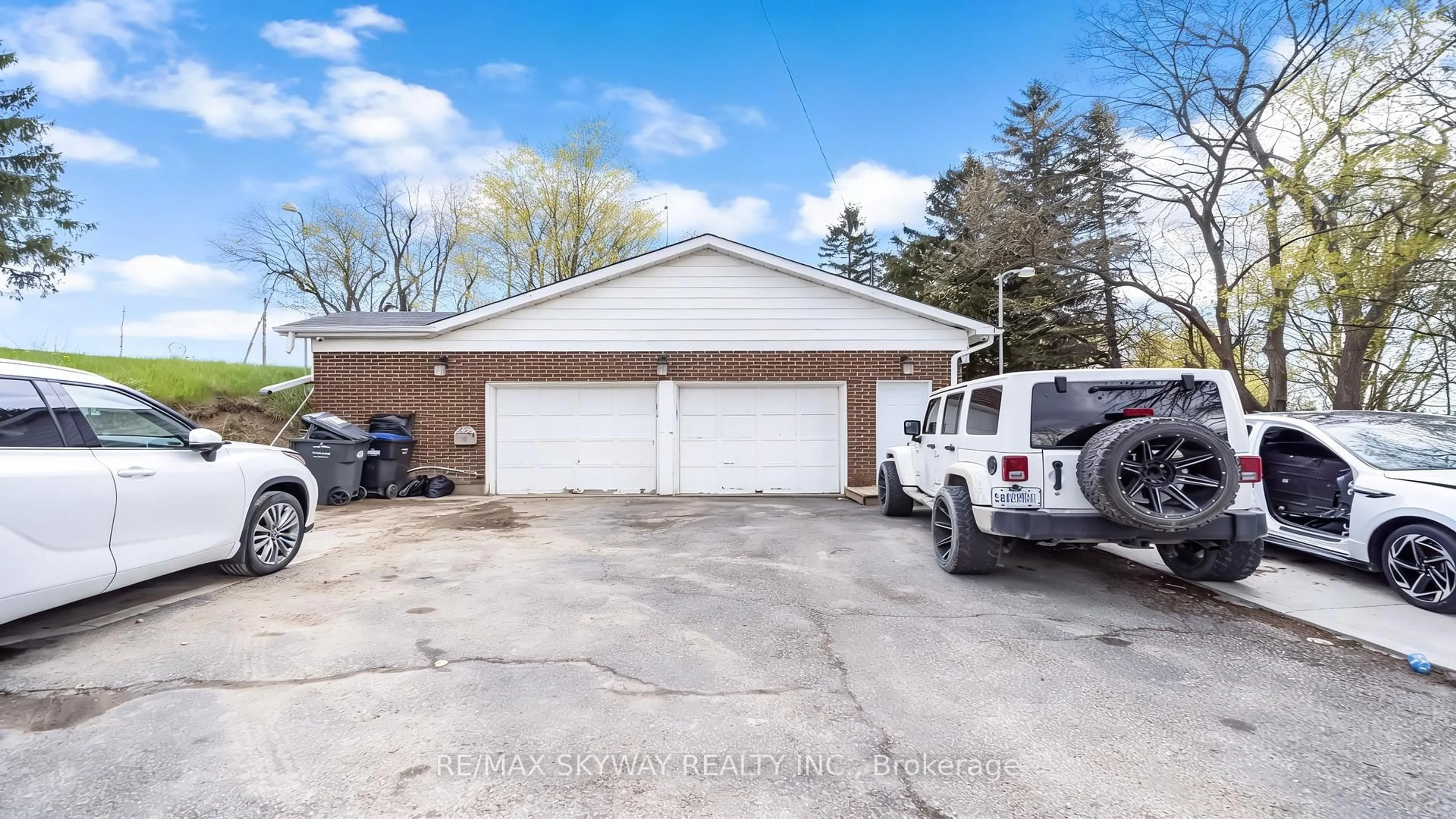Indoor garage for 12891 Dixie Rd, Caledon Ontario L7C 2M5
