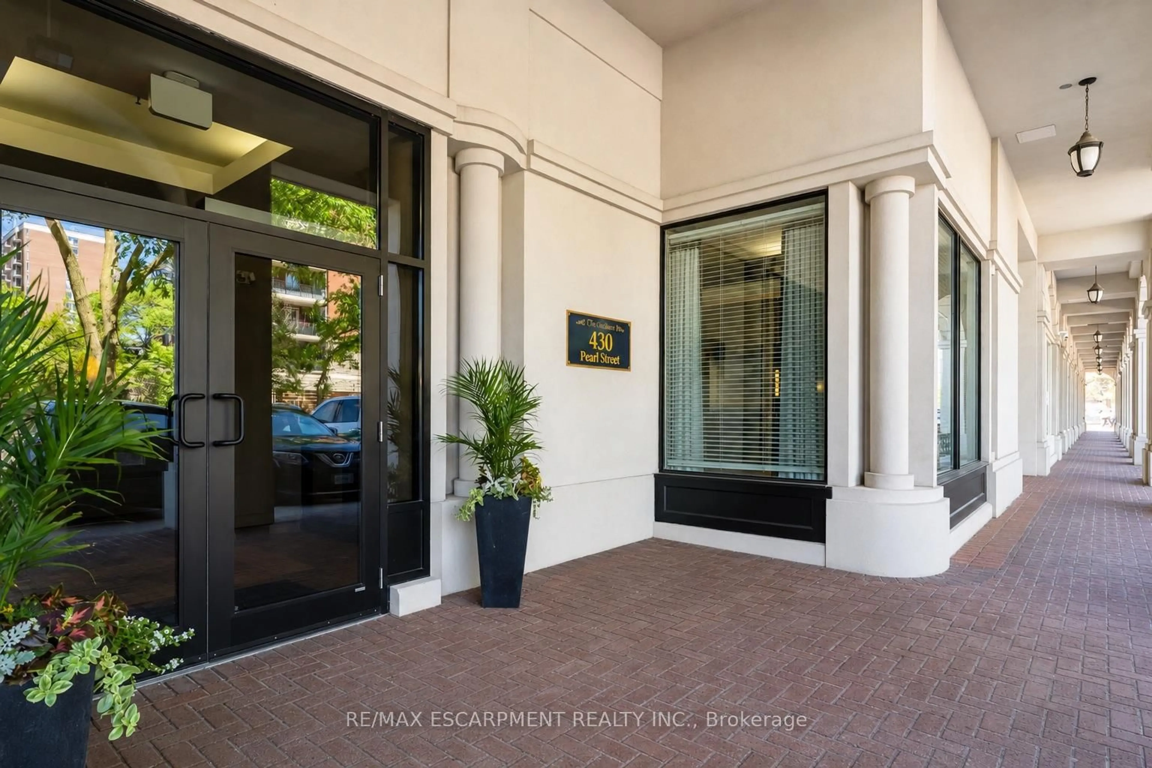 Indoor foyer for 430 Pearl St #410, Burlington Ontario L7R 4J8