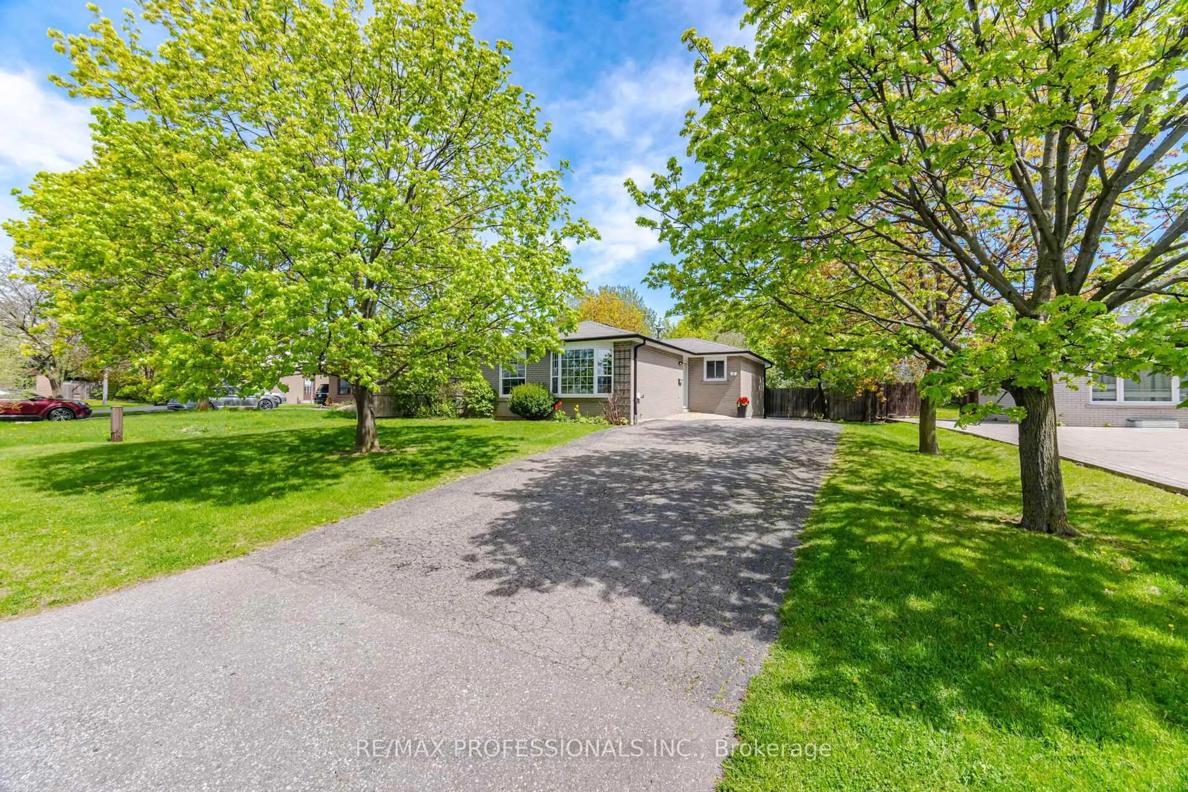 A pic from outside/outdoor area/front of a property/back of a property/a pic from drone, street for 5 Flavian Cres, Brampton Ontario L6T 3P2