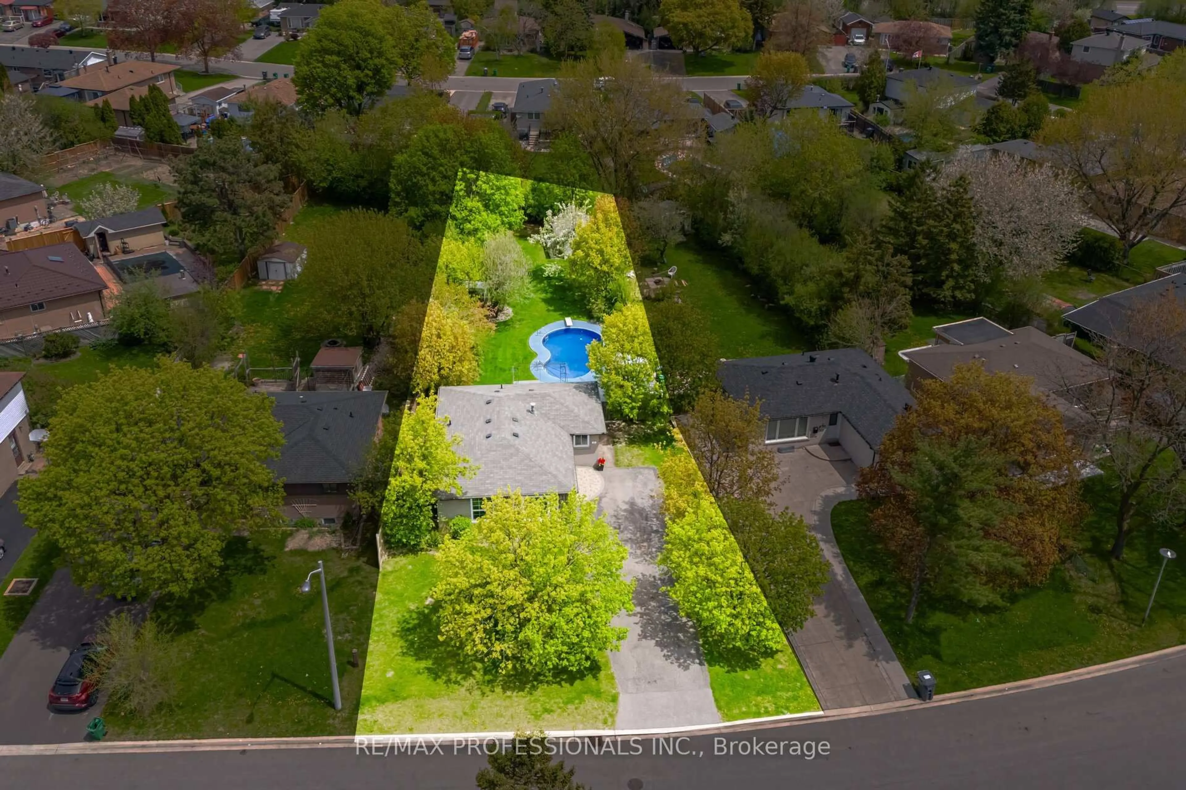 A pic from outside/outdoor area/front of a property/back of a property/a pic from drone, street for 5 Flavian Cres, Brampton Ontario L6T 3P2