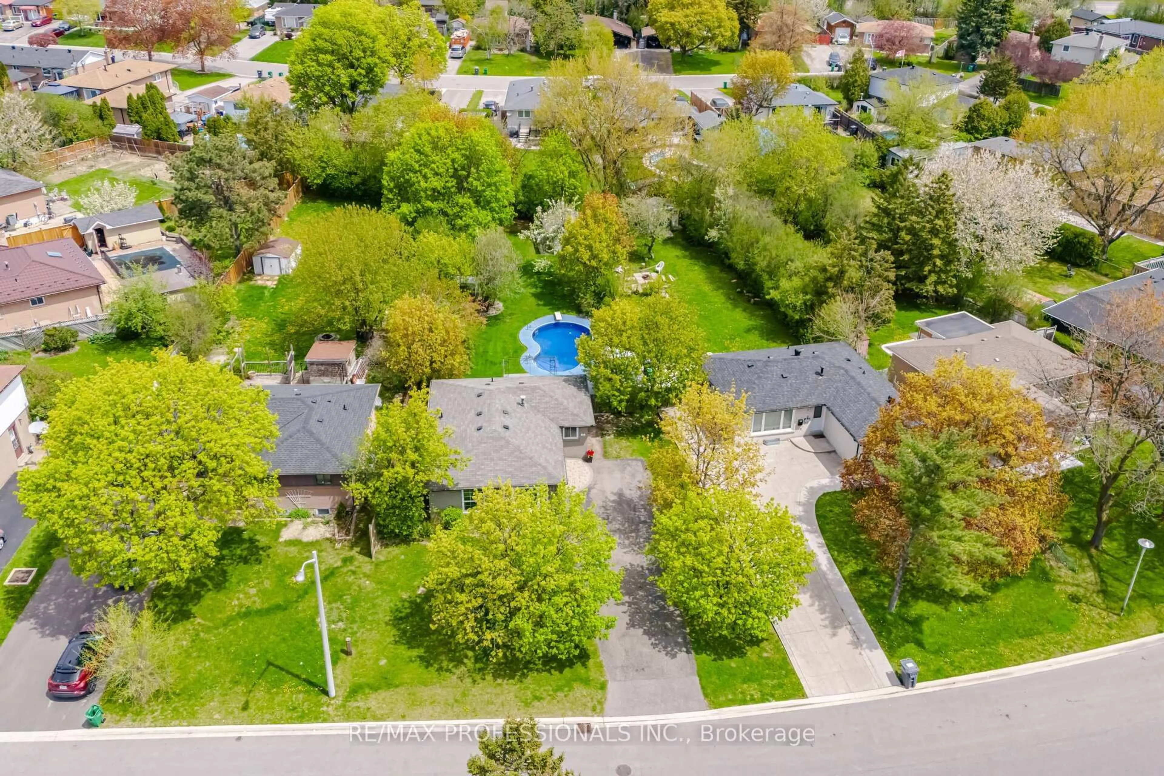 A pic from outside/outdoor area/front of a property/back of a property/a pic from drone, street for 5 Flavian Cres, Brampton Ontario L6T 3P2