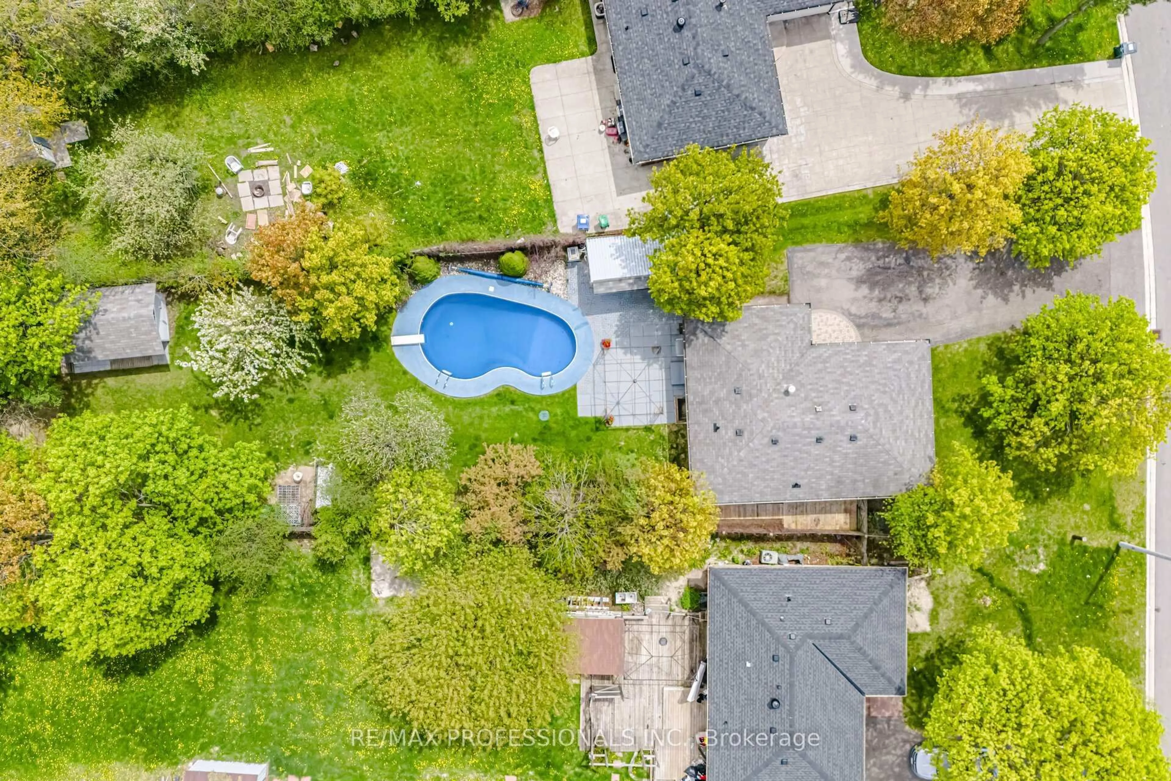 A pic from outside/outdoor area/front of a property/back of a property/a pic from drone, street for 5 Flavian Cres, Brampton Ontario L6T 3P2