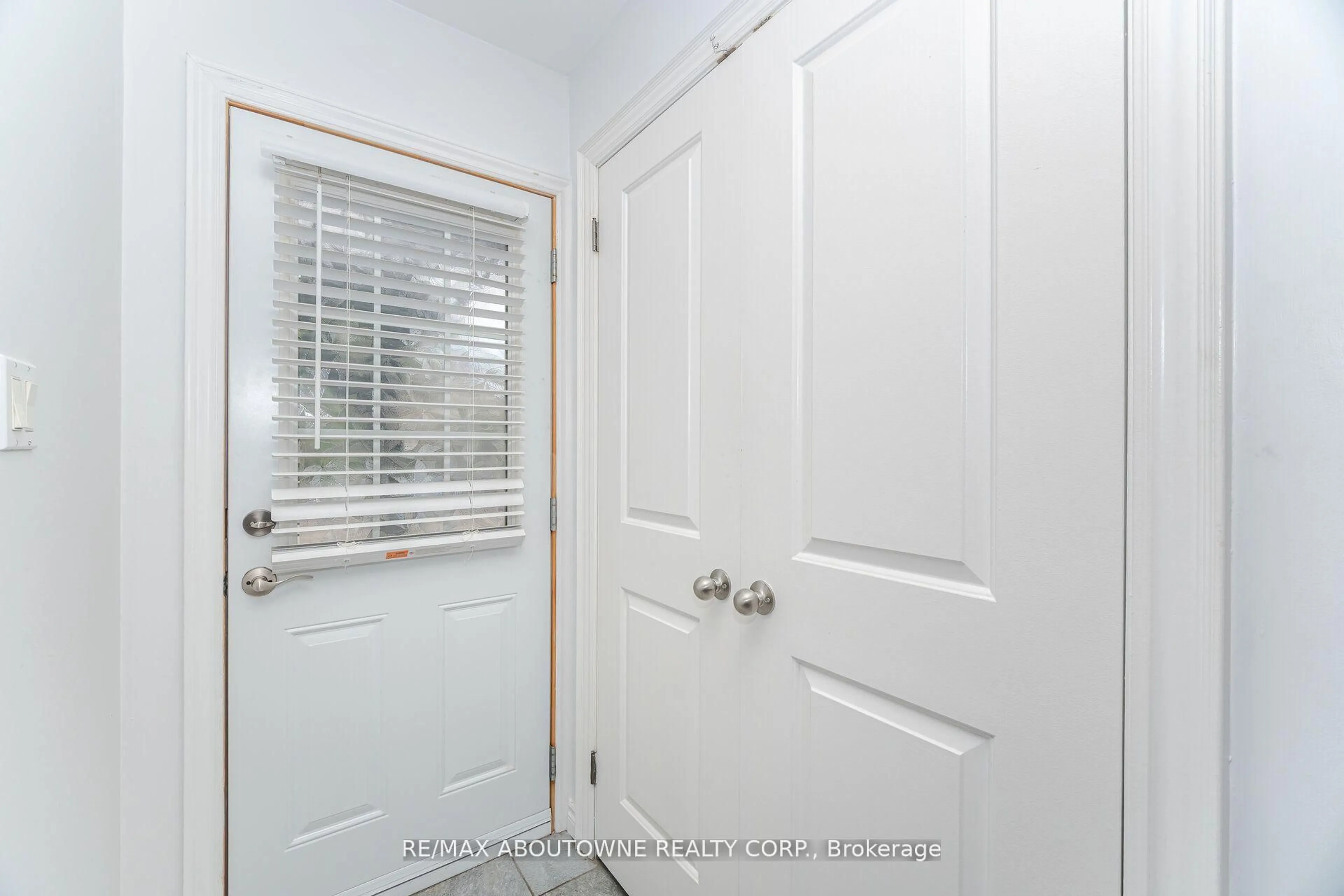 Indoor entryway for 2779 Gananoque Dr #27, Mississauga Ontario L5N 2E4