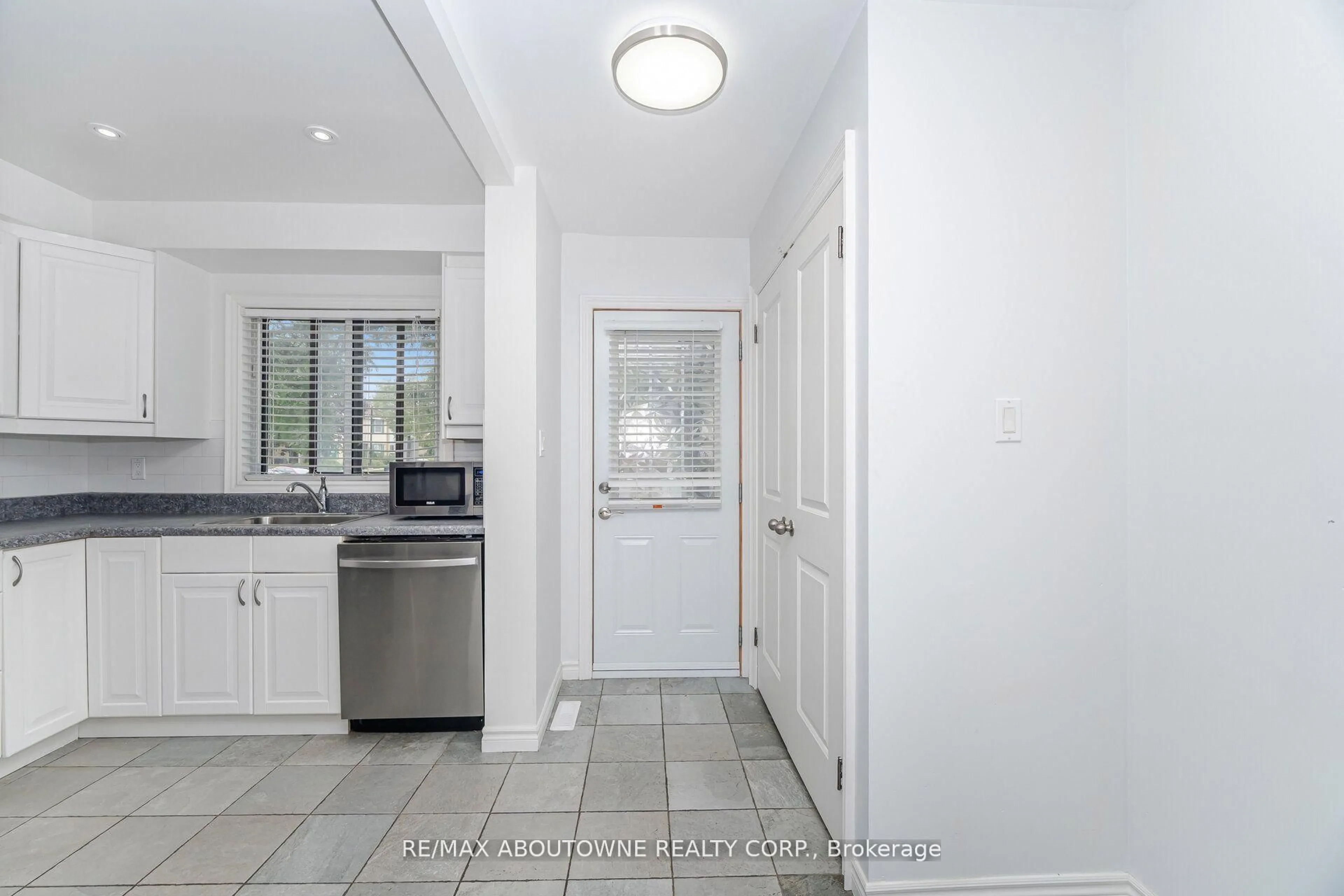 Unknown for 2779 Gananoque Dr #27, Mississauga Ontario L5N 2E4