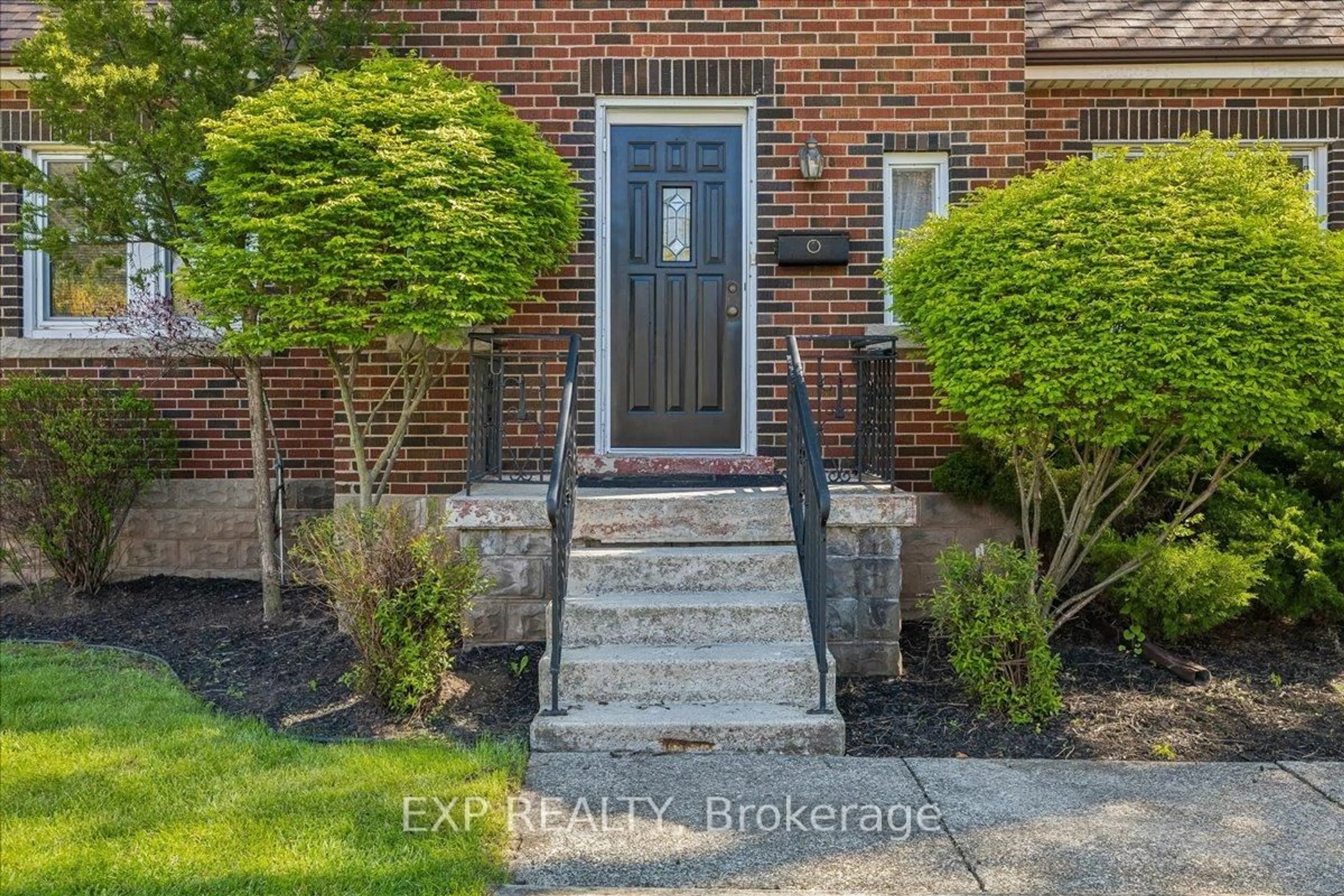 Indoor entryway for 1025 KING Rd, Burlington Ontario L7T 3L5