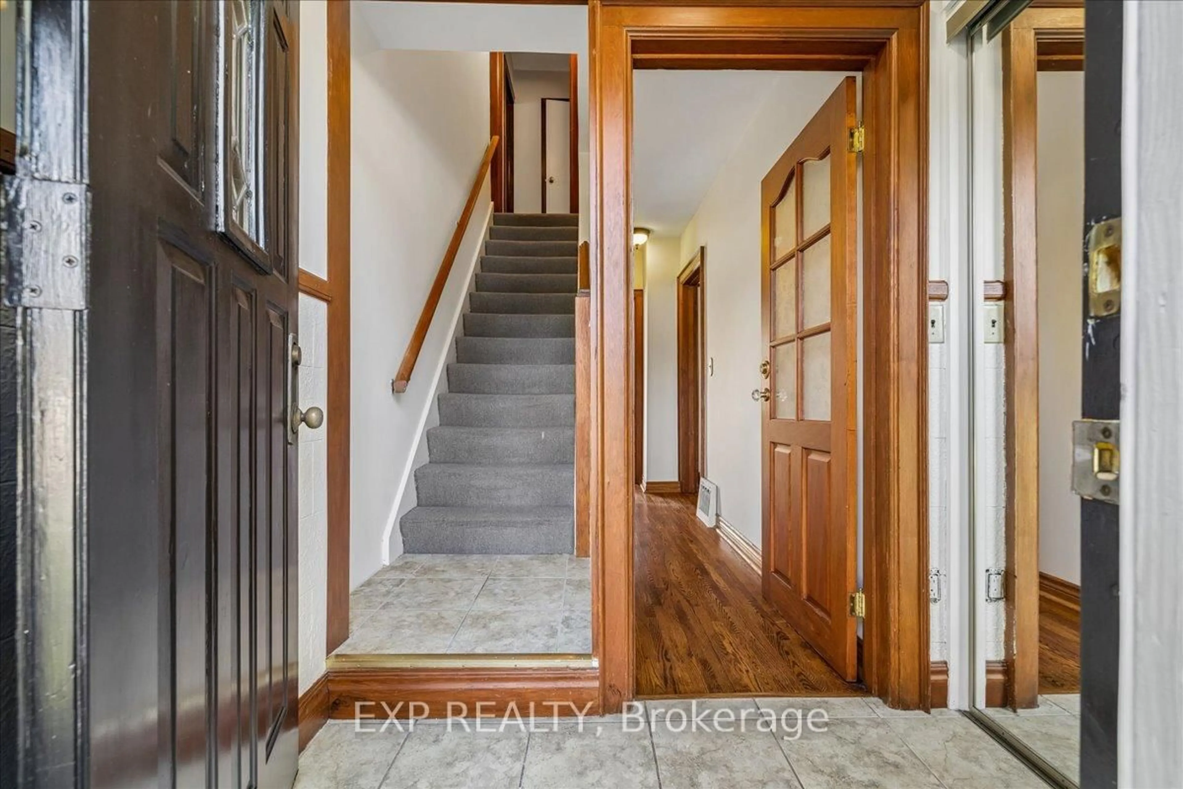 Indoor entryway for 1025 KING Rd, Burlington Ontario L7T 3L5