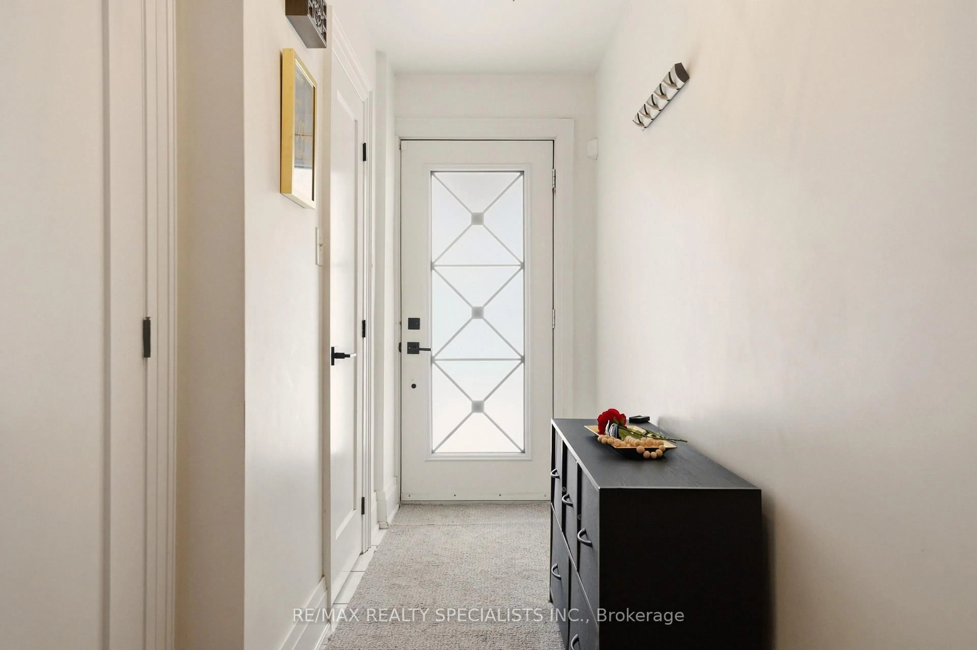 Indoor entryway for 377 Karen Park Cres, Mississauga Ontario L5A 3C8