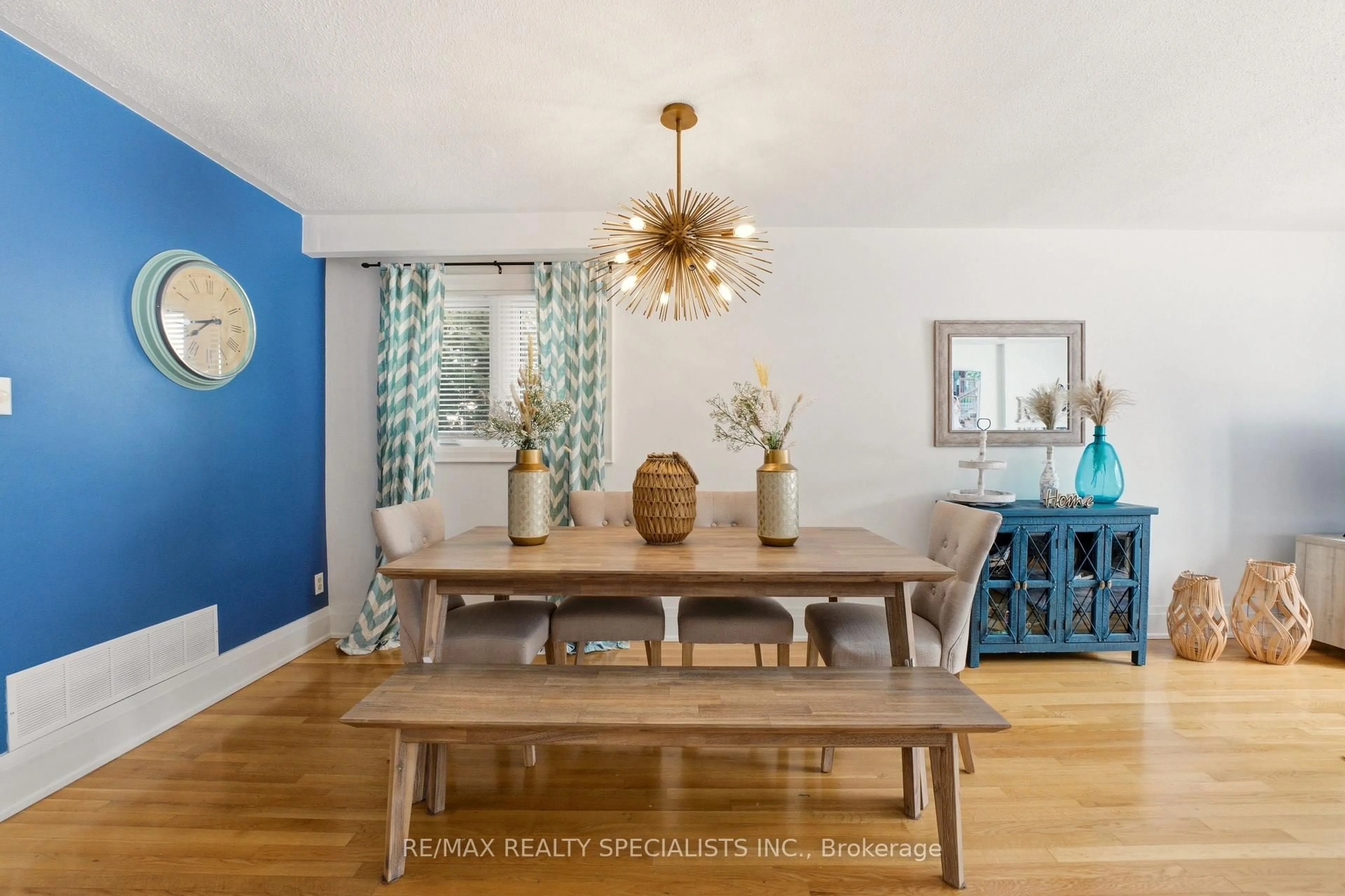 Dining room, wood/laminate floor for 377 Karen Park Cres, Mississauga Ontario L5A 3C8