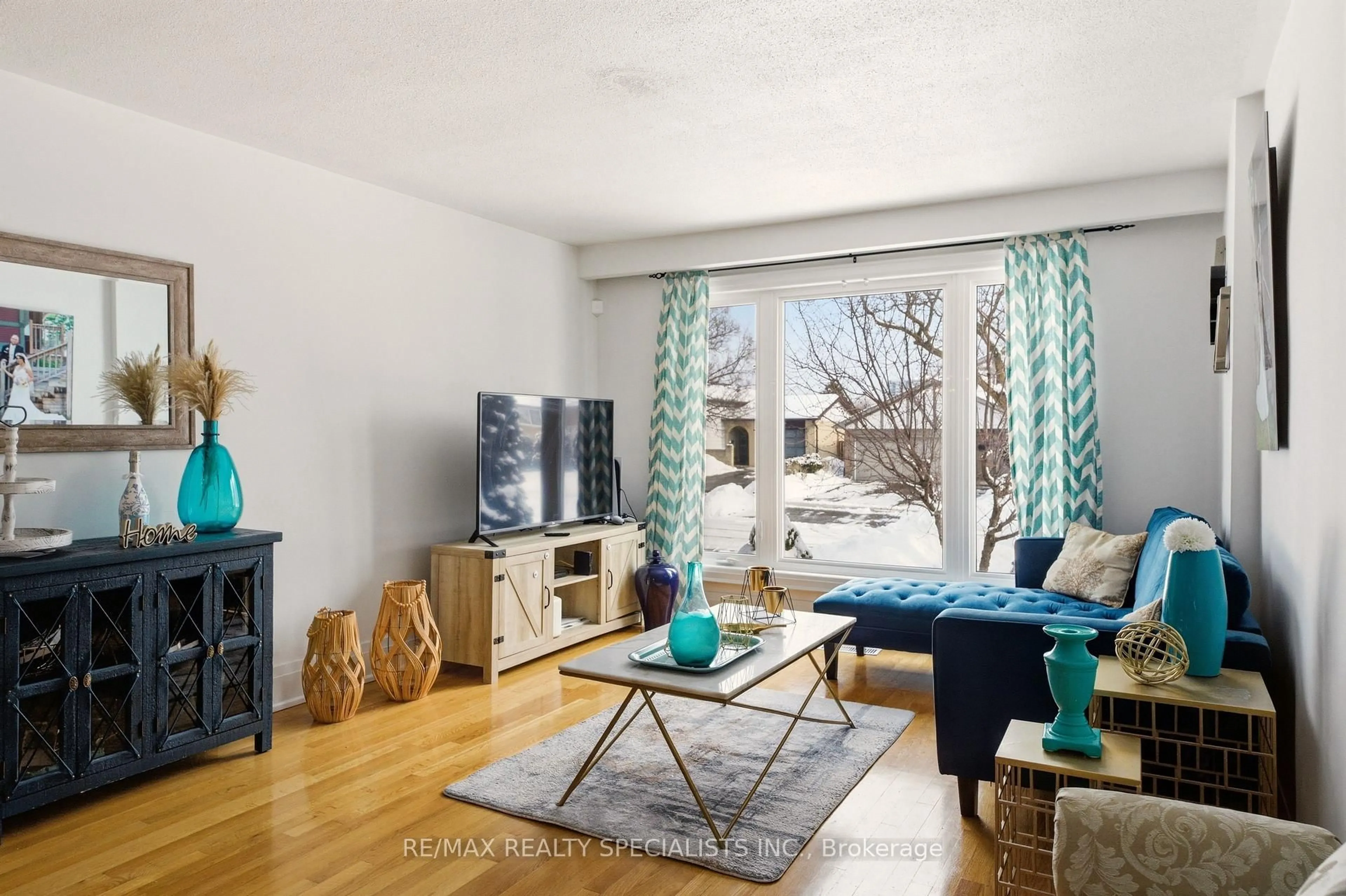 Living room with furniture, wood/laminate floor for 377 Karen Park Cres, Mississauga Ontario L5A 3C8