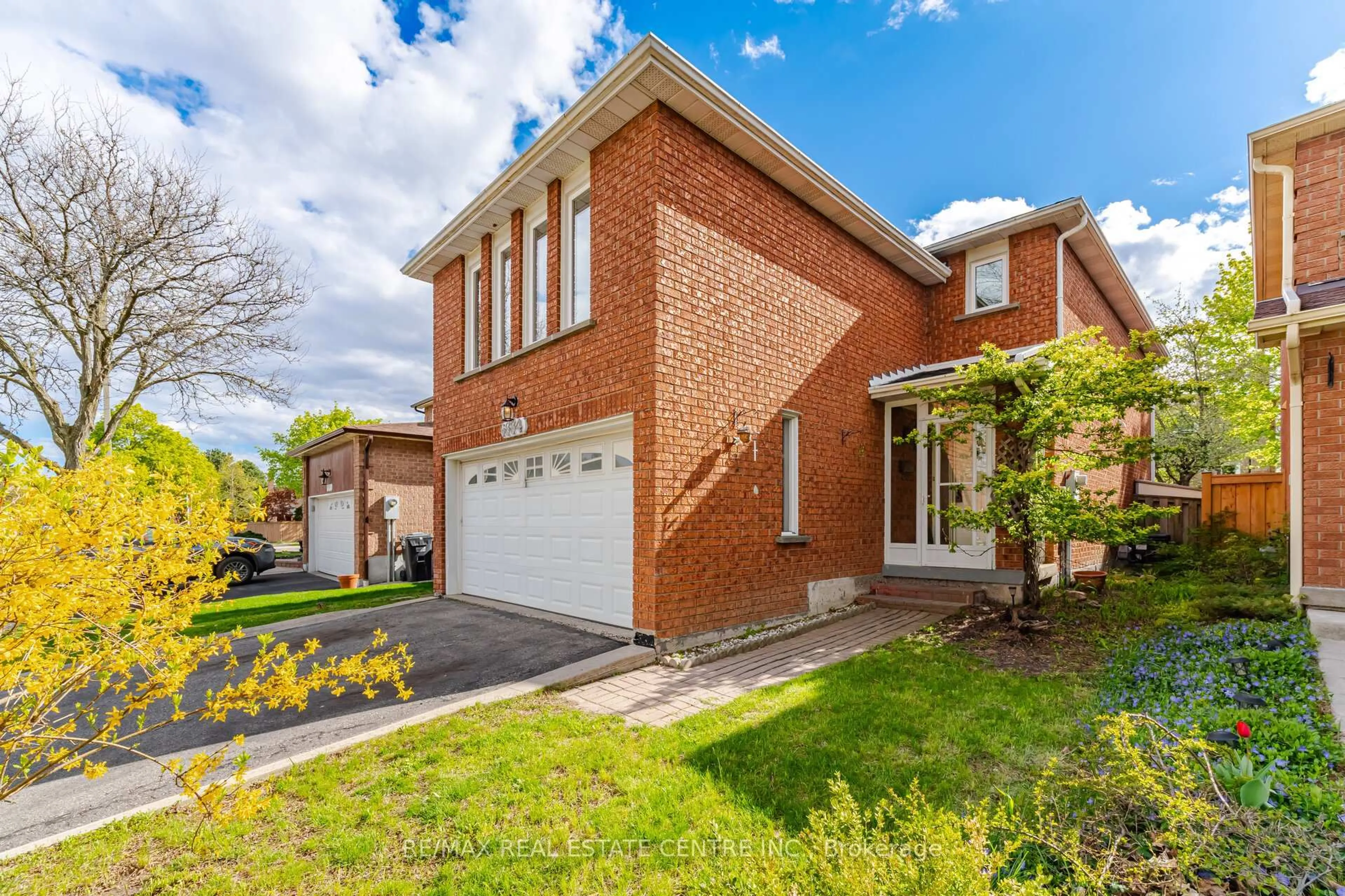 Home with brick exterior material, street for 6884 Edenwood Dr, Mississauga Ontario L5N 4V6