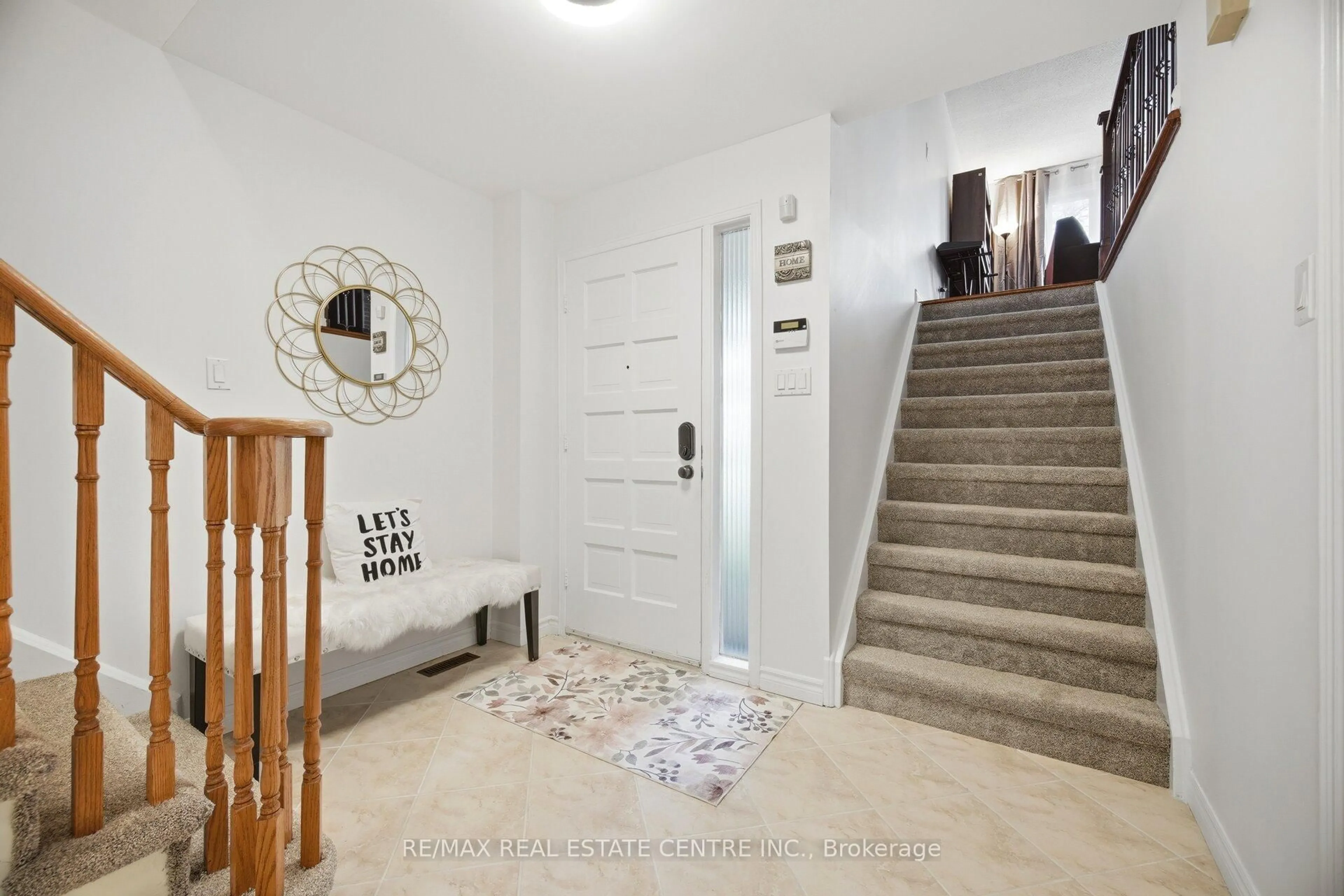 Indoor entryway for 6884 Edenwood Dr, Mississauga Ontario L5N 4V6