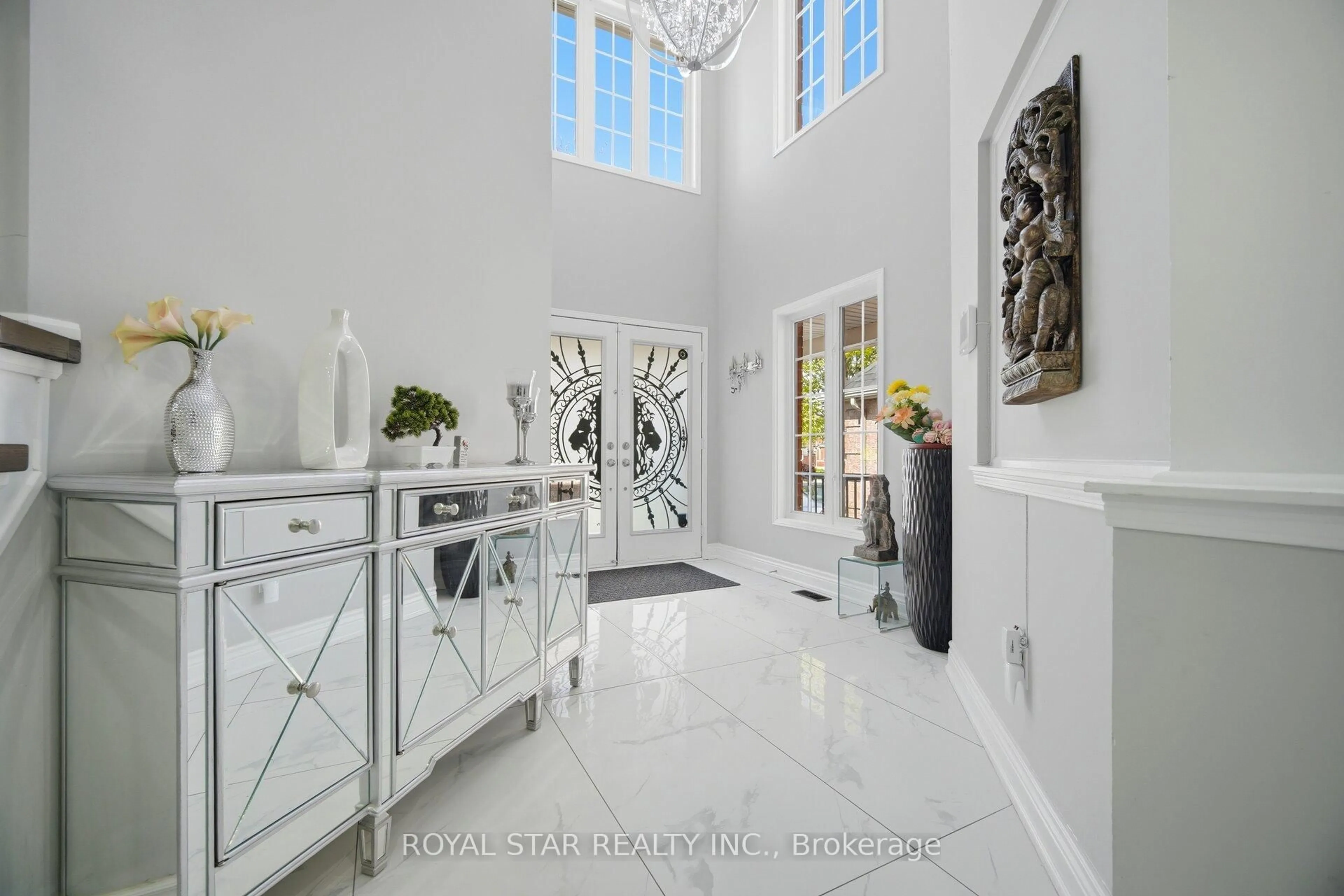 Indoor entryway for 20 Summer Mist Crt, Brampton Ontario L6R 2Z1