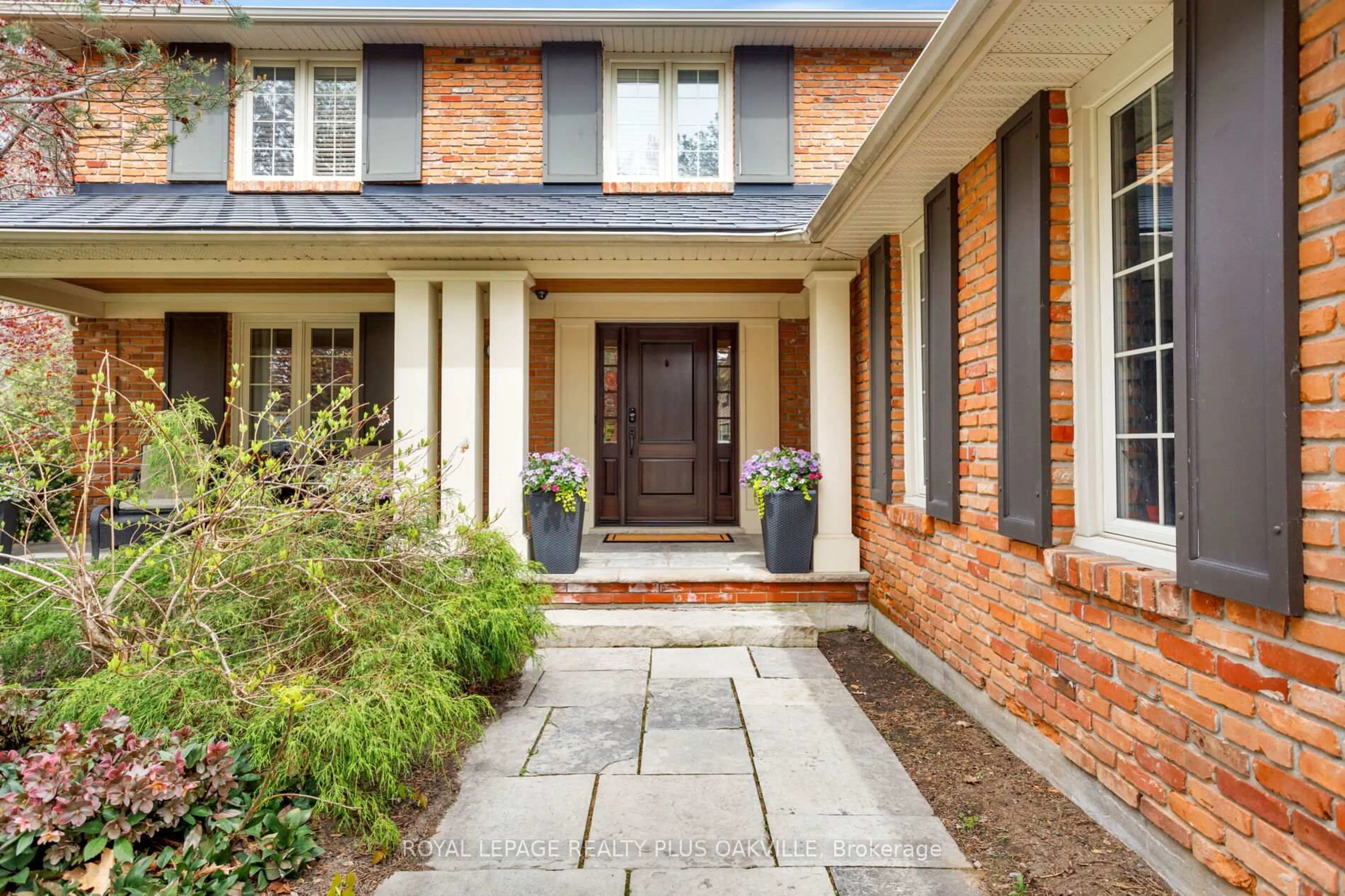 Home with brick exterior material, street for 295 Shoreacres Rd, Burlington Ontario L7L 2H3