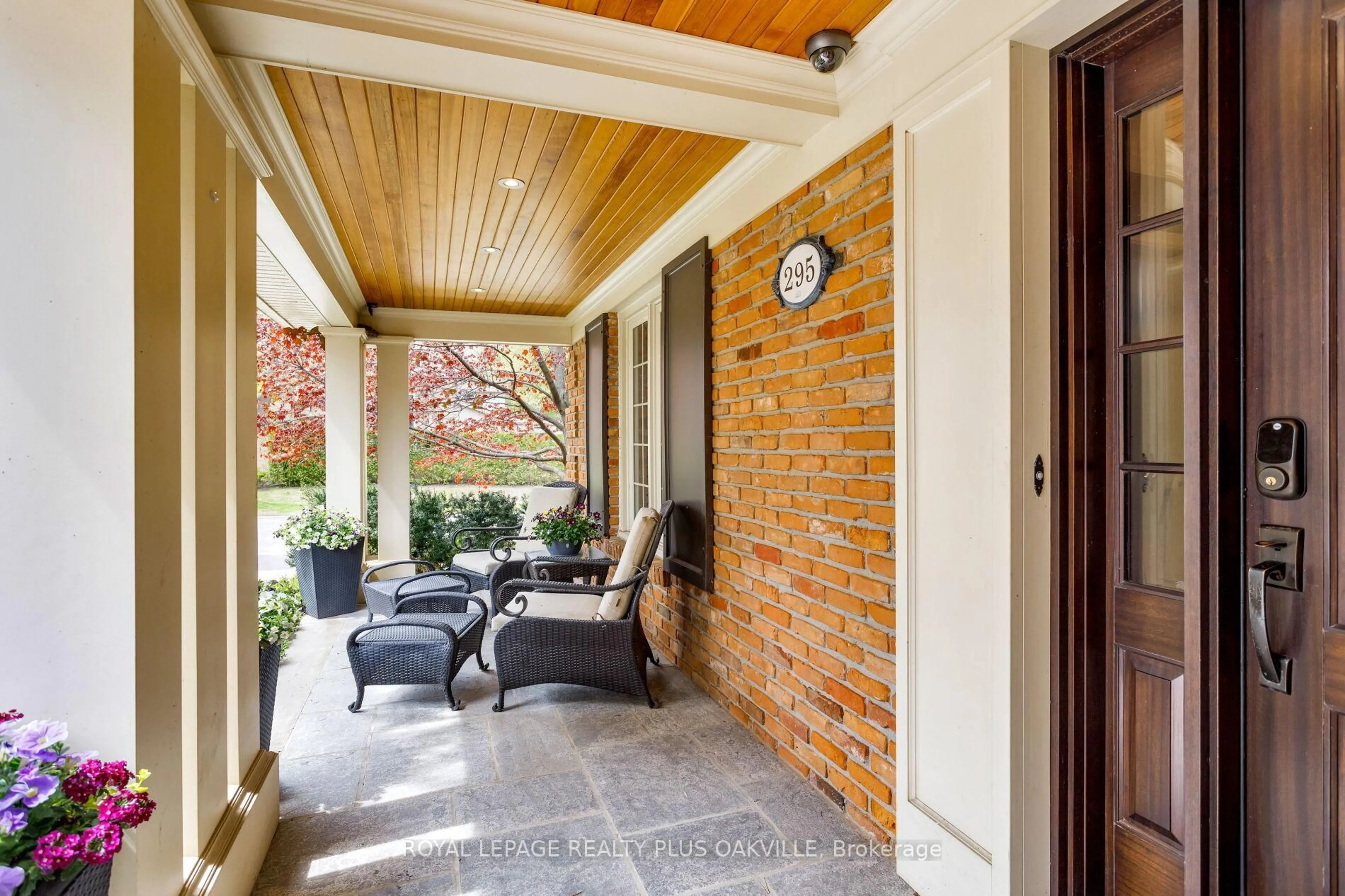 Patio, street for 295 Shoreacres Rd, Burlington Ontario L7L 2H3
