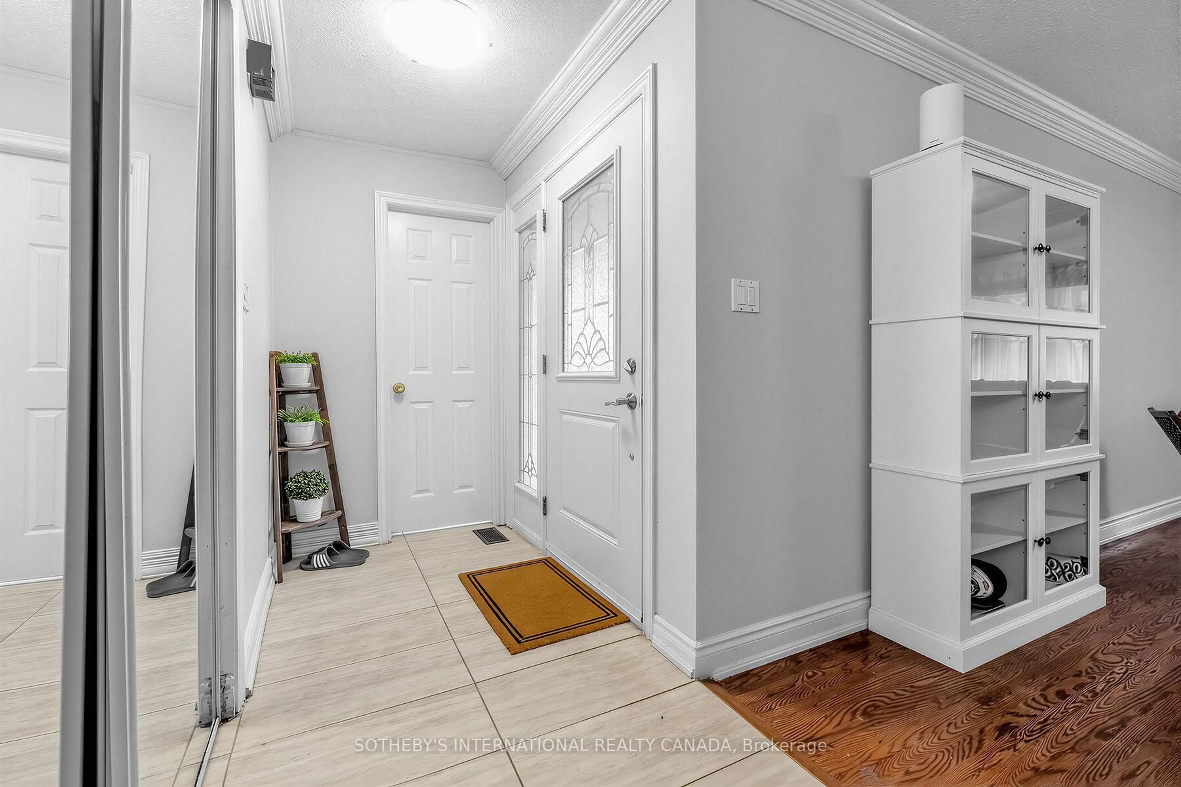 Indoor entryway for 3352 Queen Frederica Dr, Mississauga Ontario L4Y 3B2