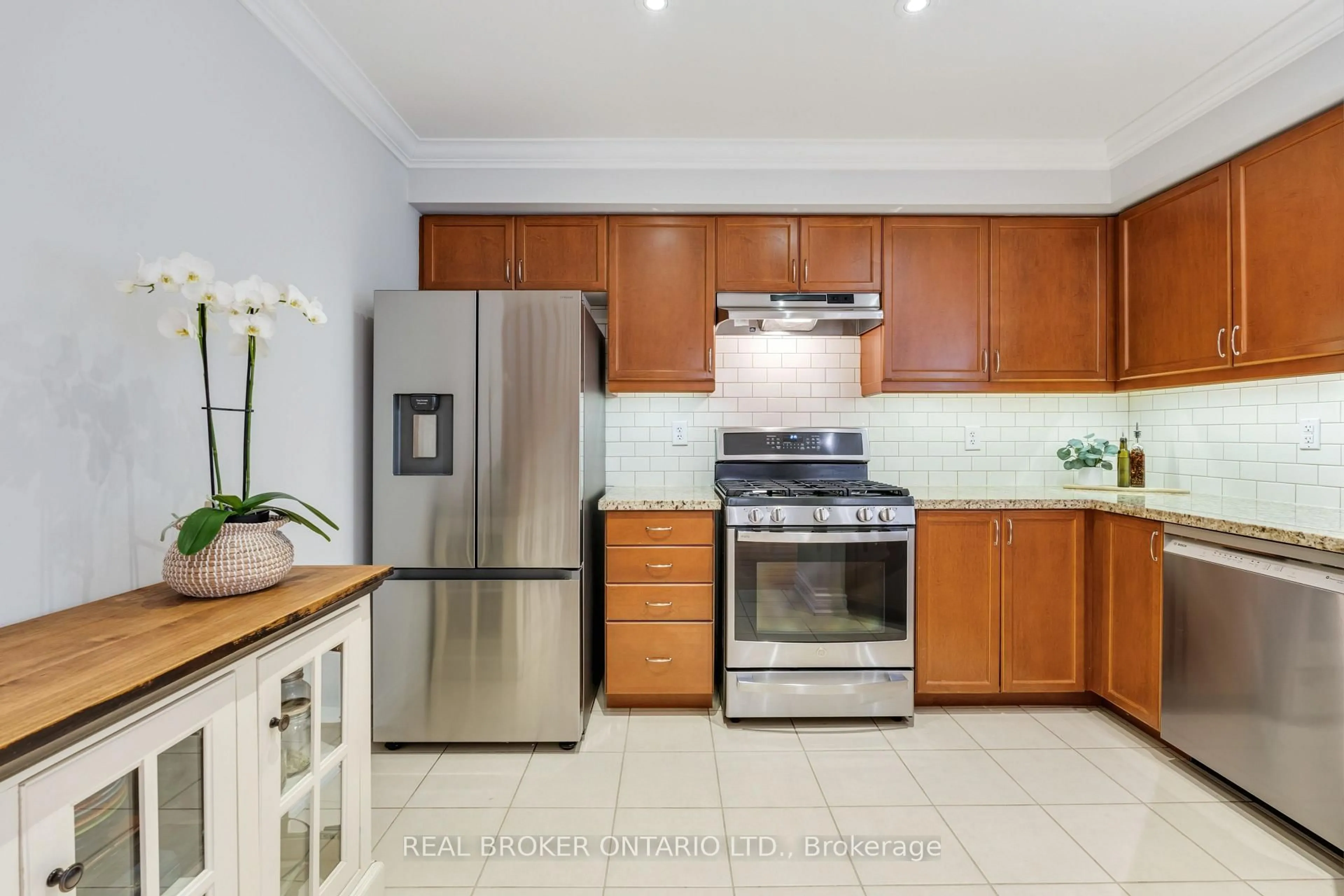 Standard kitchen, ceramic/tile floor for 233 Duskywing Way #33, Oakville Ontario L6L 0C5