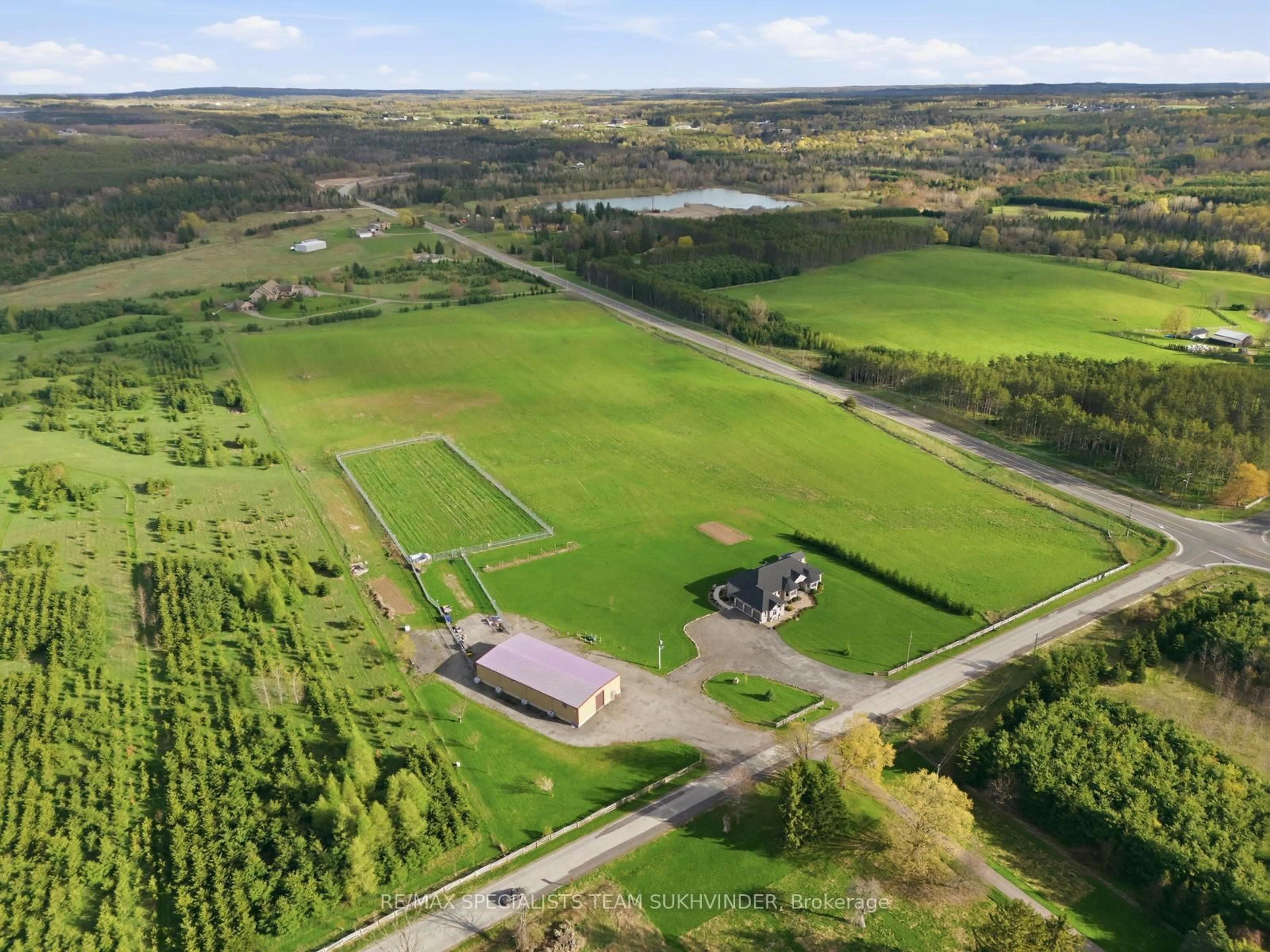 A pic from outside/outdoor area/front of a property/back of a property/a pic from drone, unknown for 2049 Highpoint Sdrd, Caledon Ontario L7K 0J9