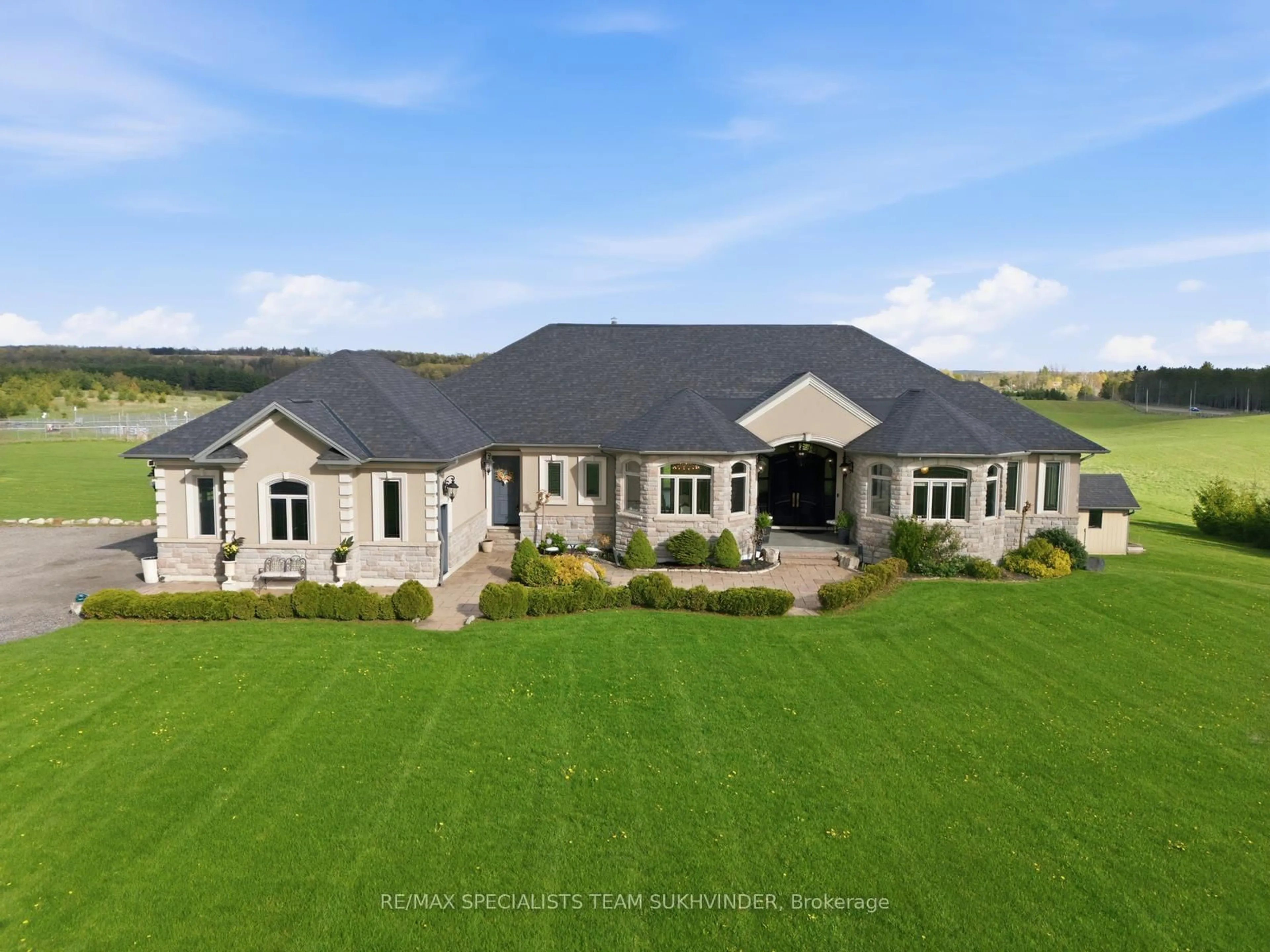 A pic from outside/outdoor area/front of a property/back of a property/a pic from drone, building for 2049 Highpoint Sdrd, Caledon Ontario L7K 0J9