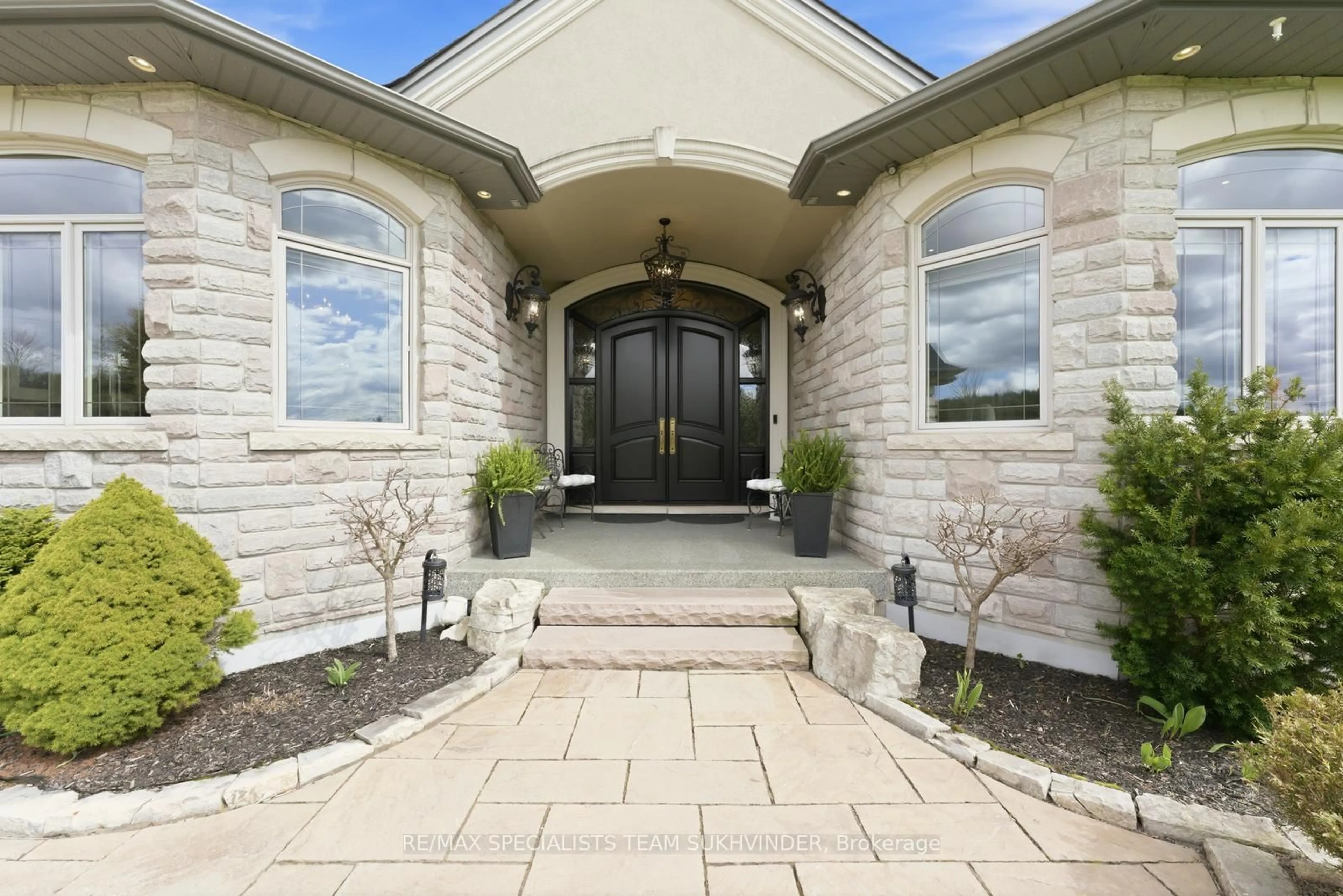 Indoor entryway for 2049 Highpoint Sdrd, Caledon Ontario L7K 0J9