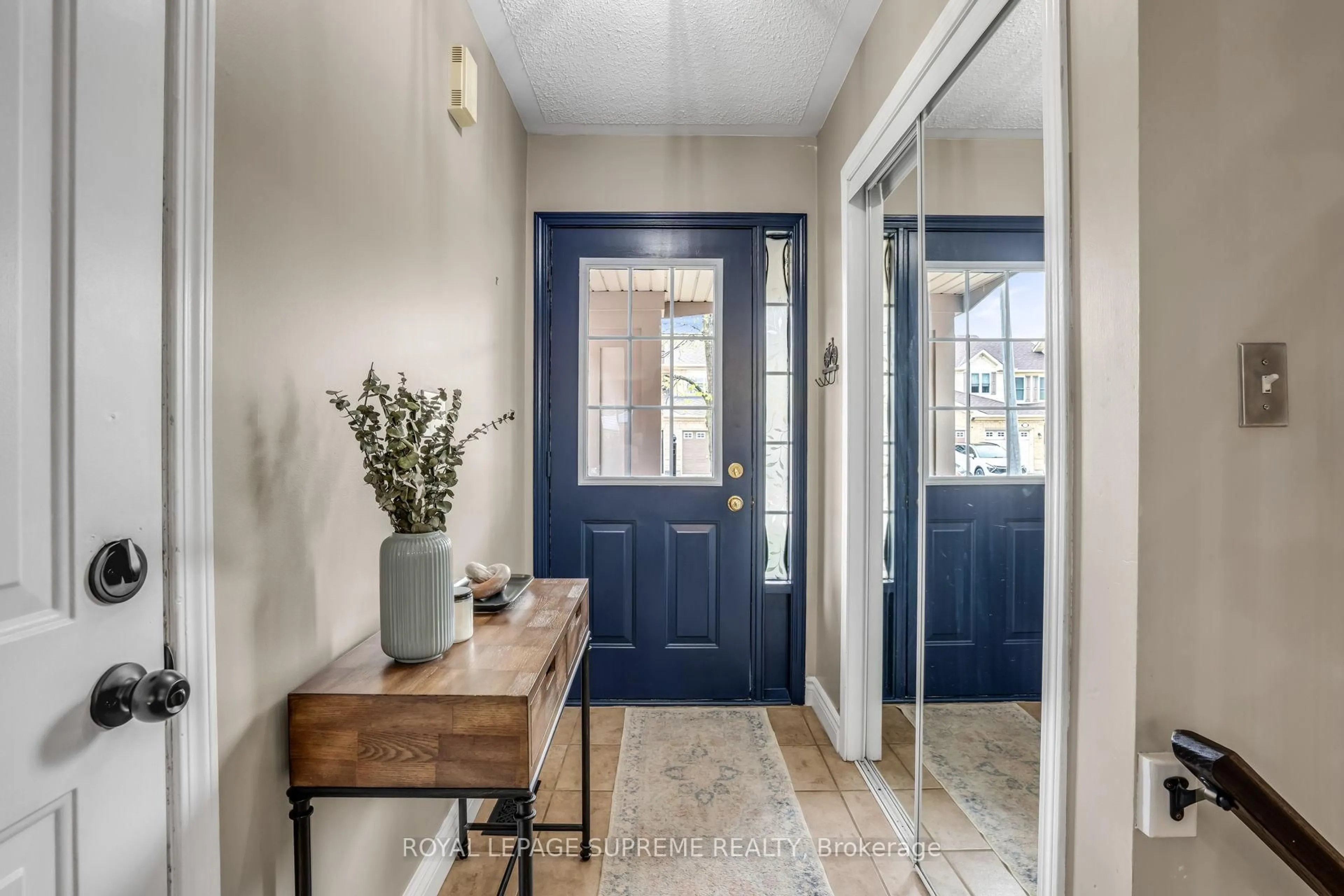 Indoor entryway for 1063 Barclay Circ, Milton Ontario L9T 5W3